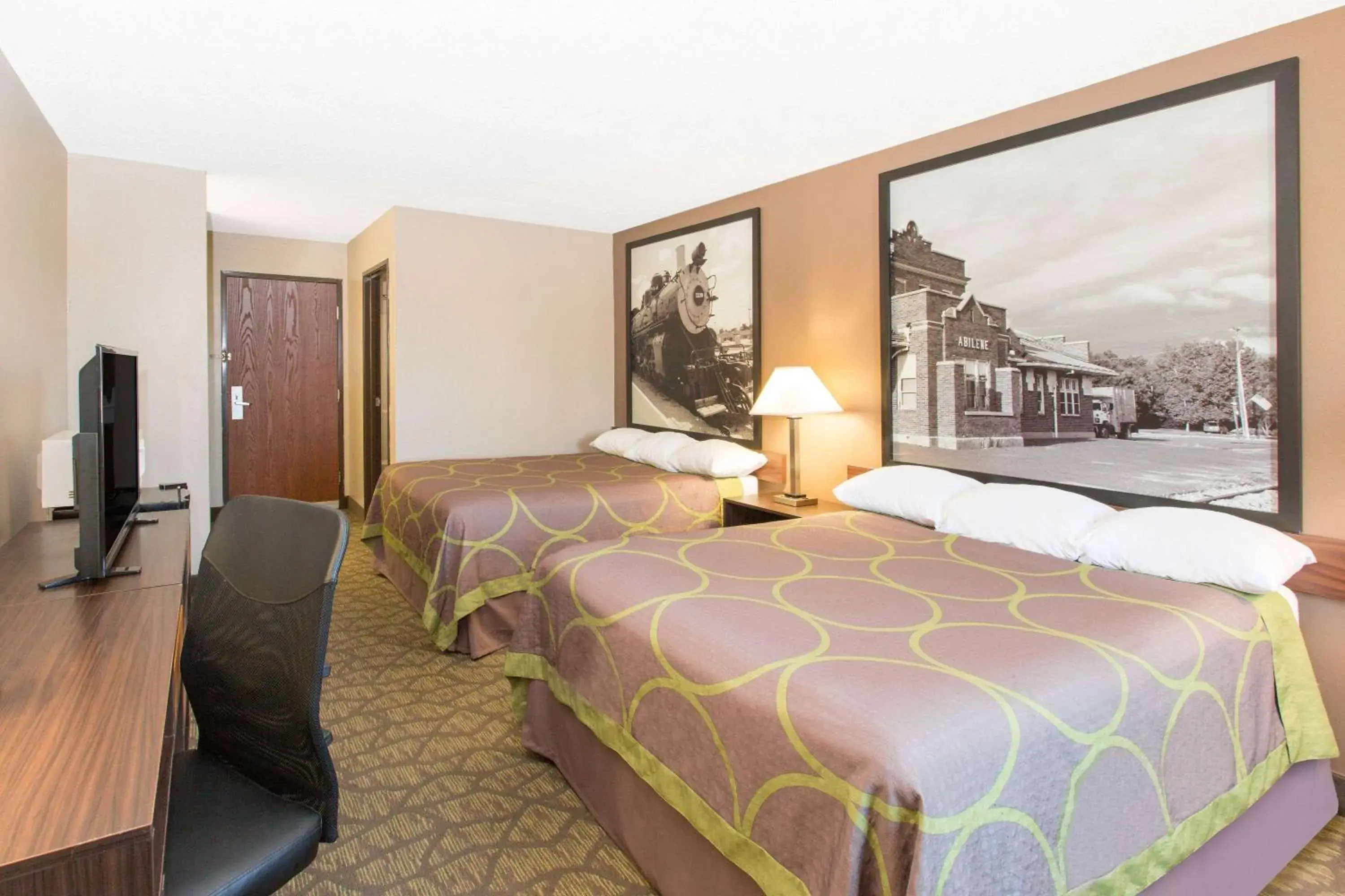 Photo of the whole room, Bed in Super 8 by Wyndham Belleville Photo of the whole room, Bed in Super 8 by Wyndham Belleville