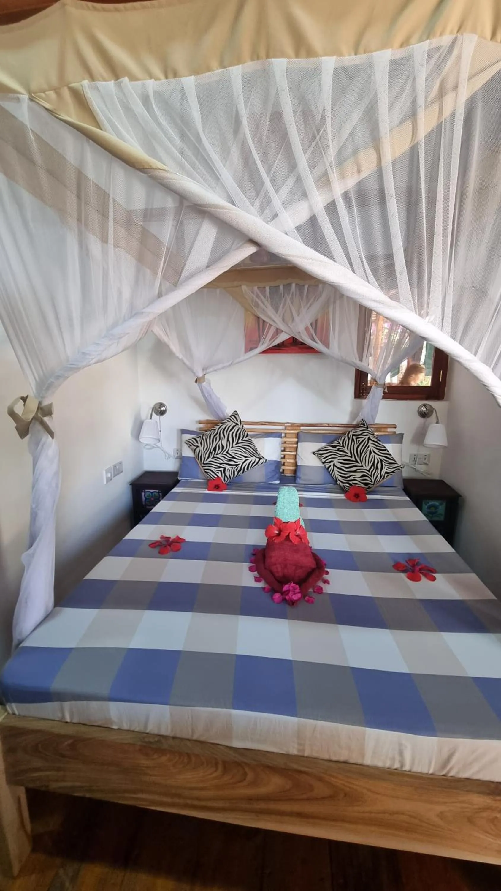 Photo of the whole room, Bed in Salama & Mbuyuni Bungalows