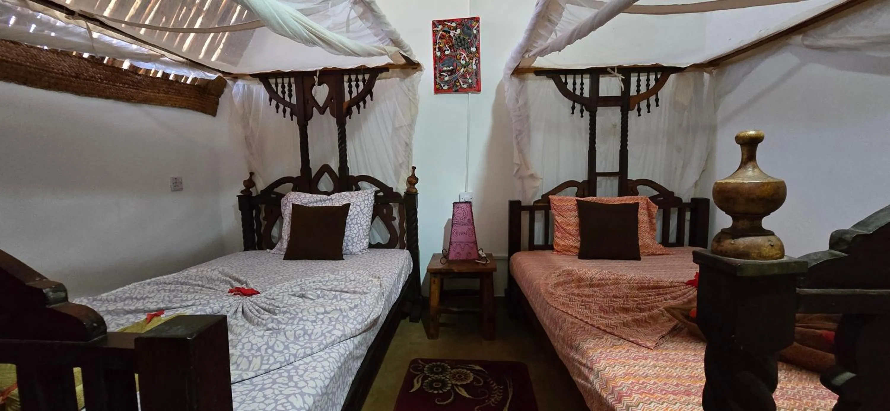 Photo of the whole room, Bed in Salama & Mbuyuni Bungalows