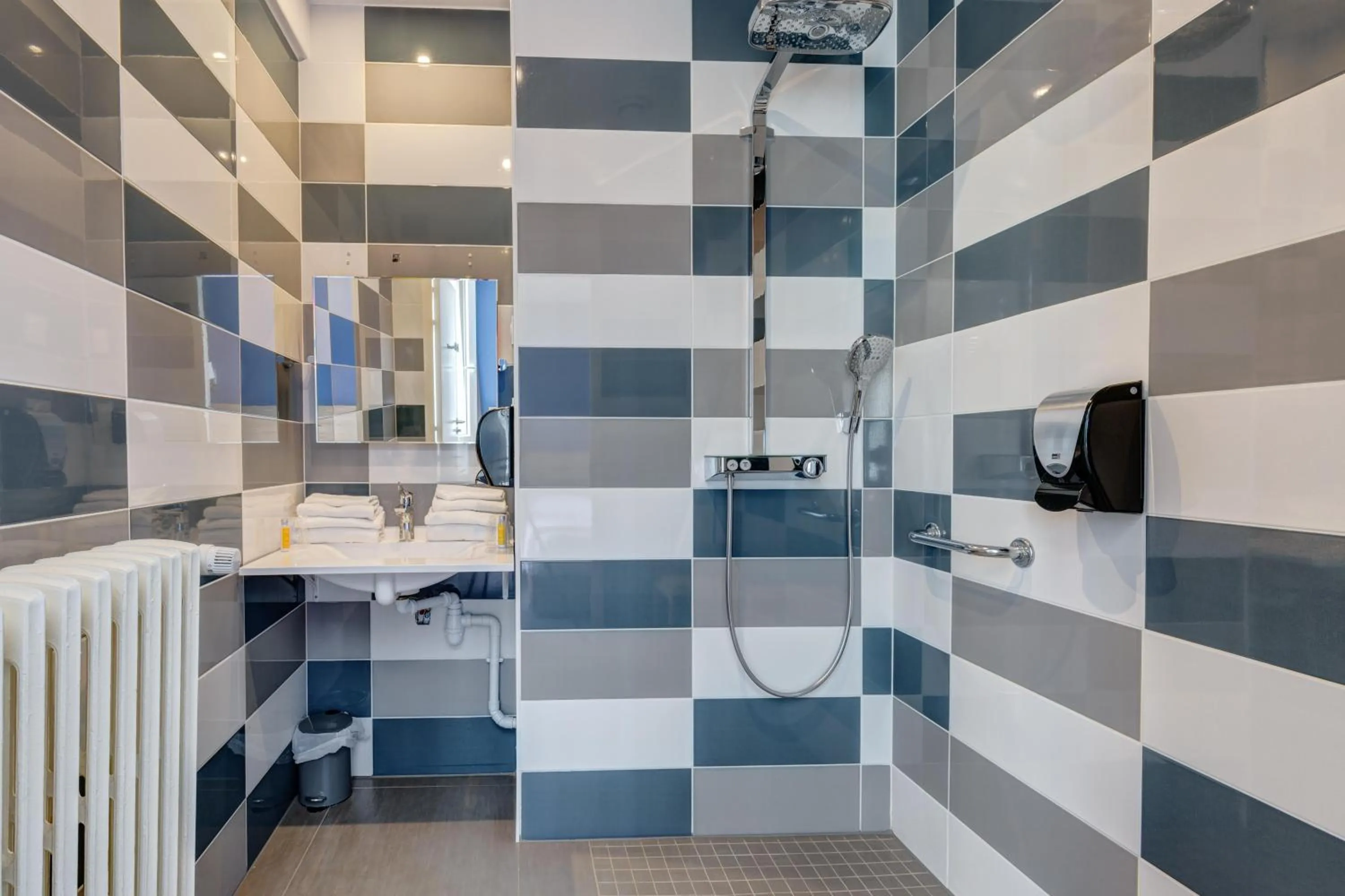 Bathroom in le paris brest hotel