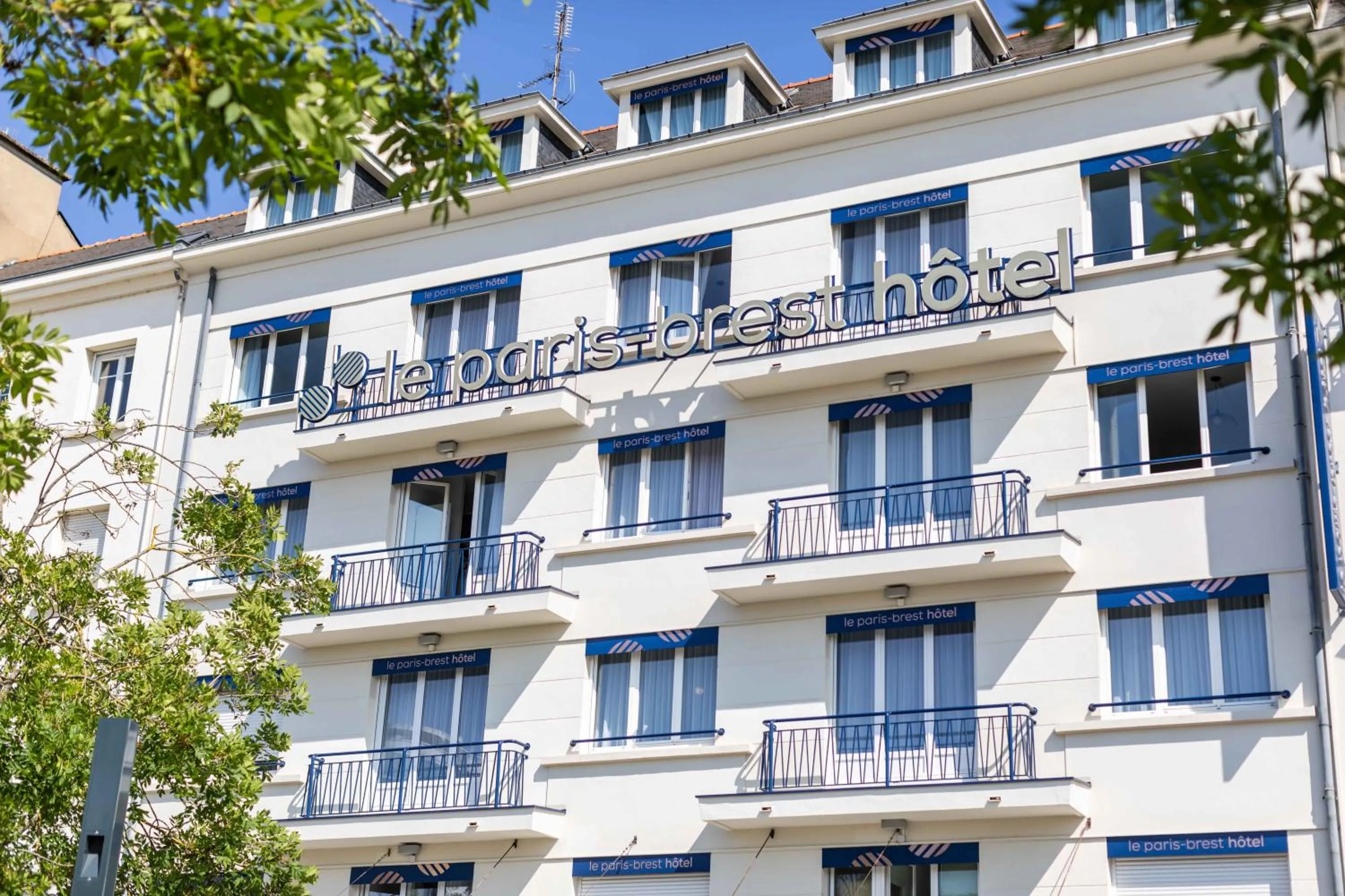 Property building in le paris brest hotel