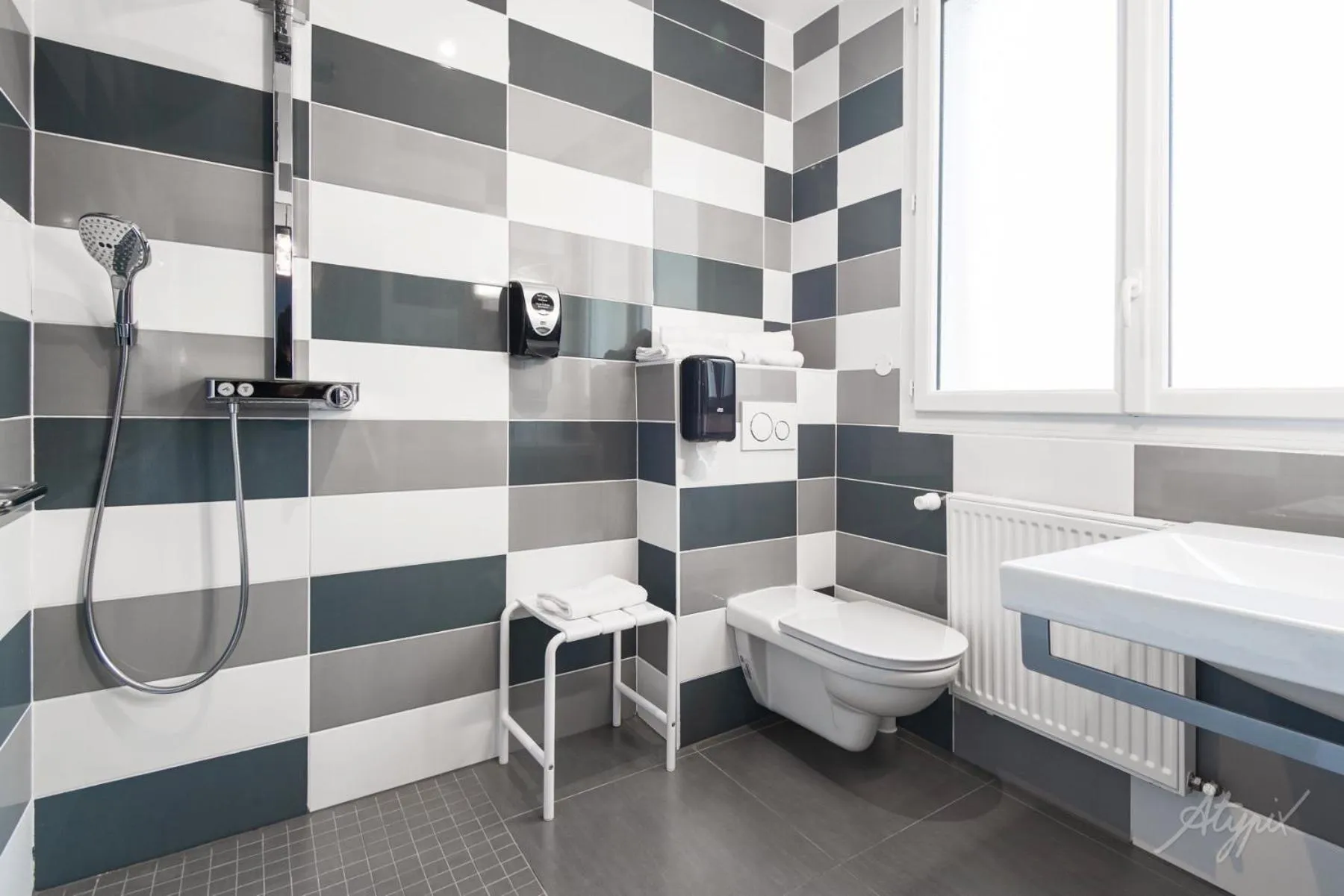 Bathroom in le paris brest hotel