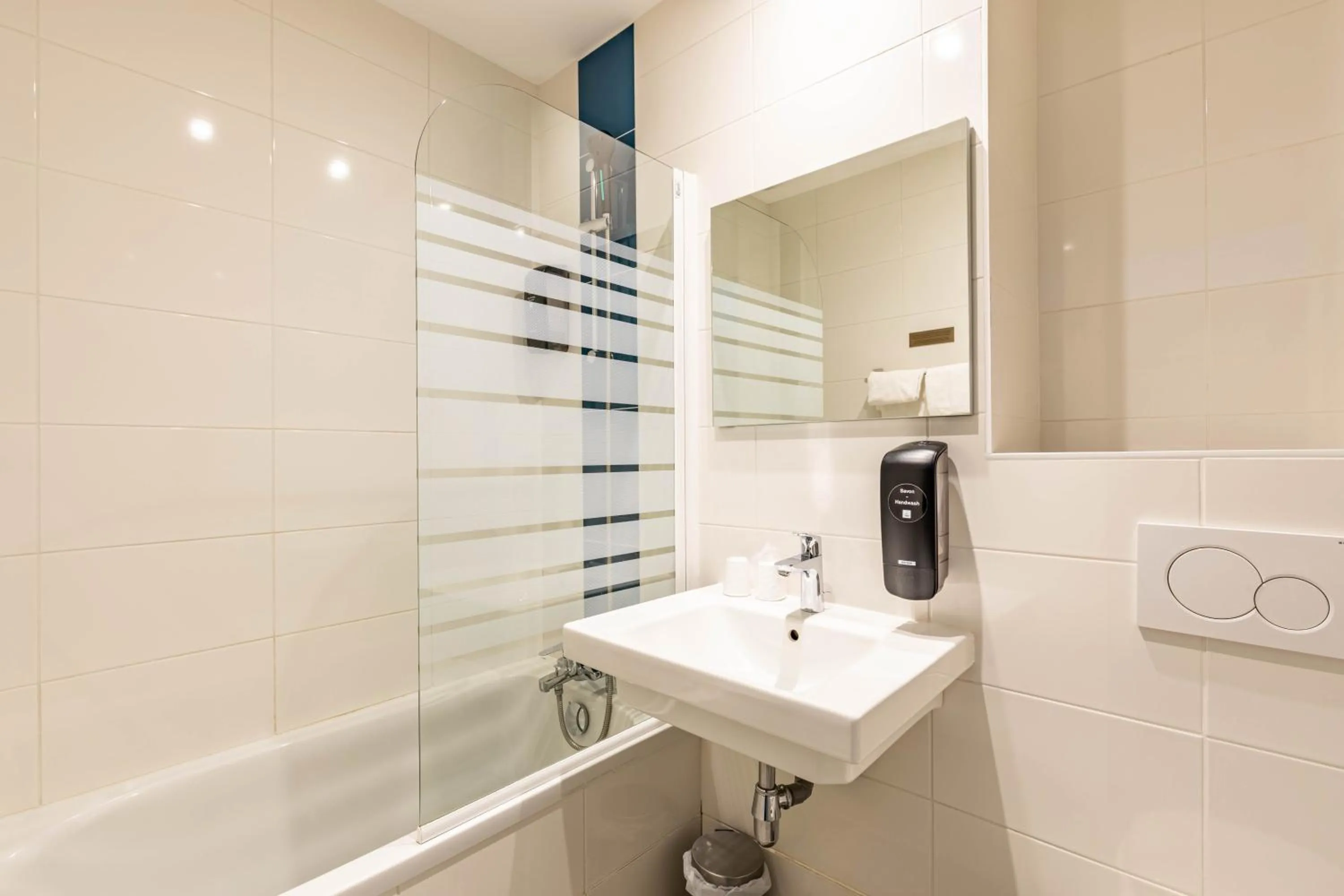 Bathroom in le paris brest hotel