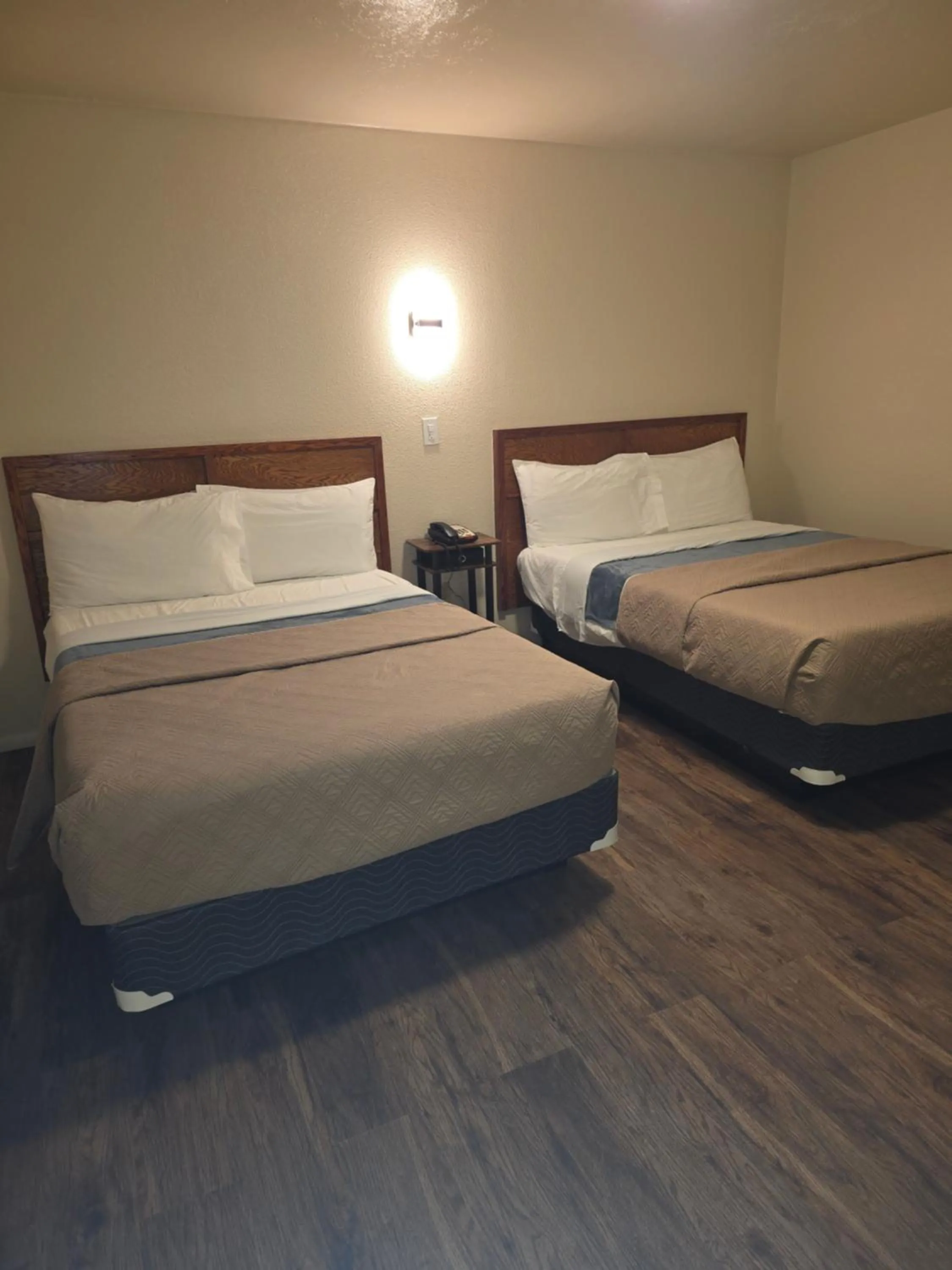 Bed in PAYSON INN & Suites