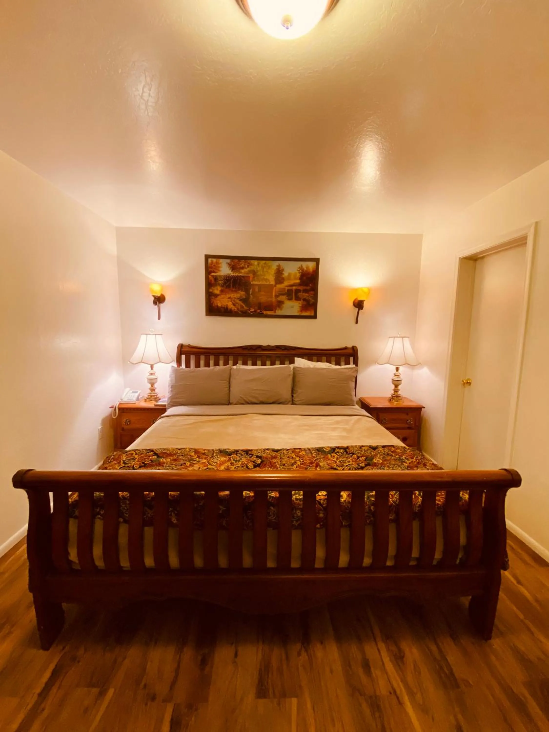 Bed in PAYSON INN & Suites