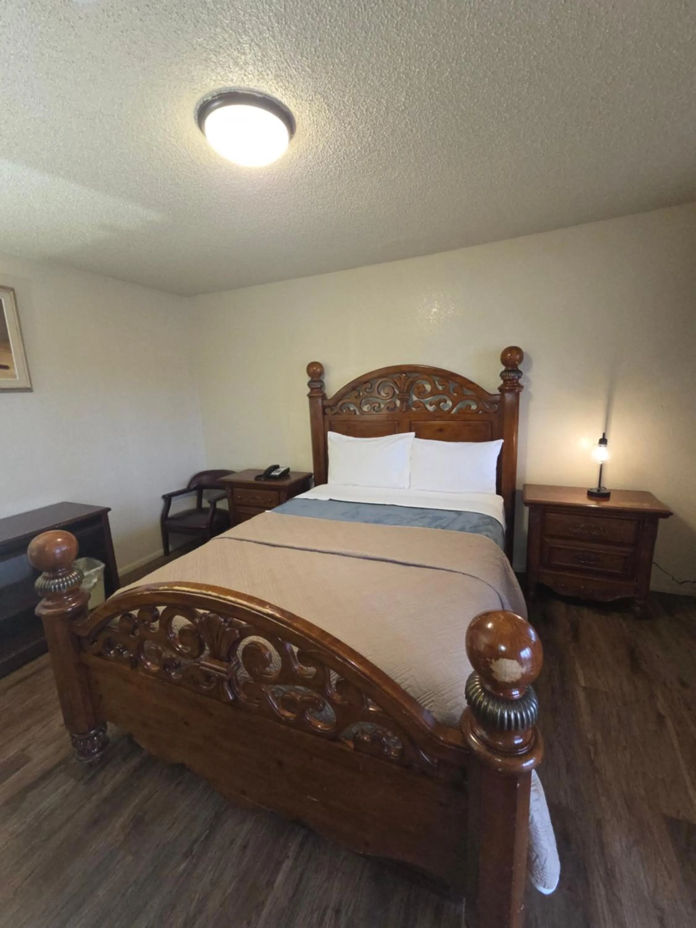 Bed in PAYSON INN & Suites