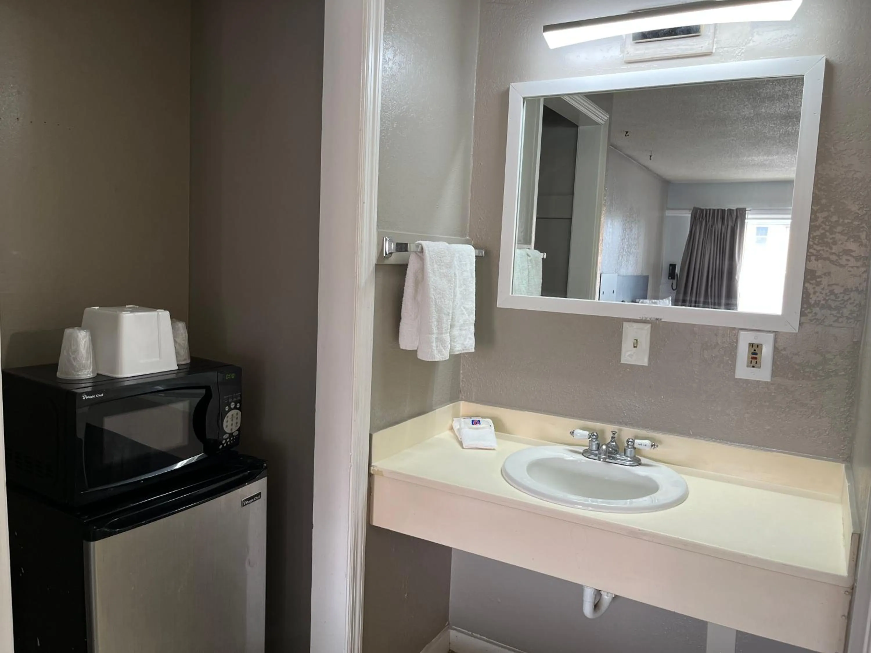Bathroom in Motel 6 Cordele, GA