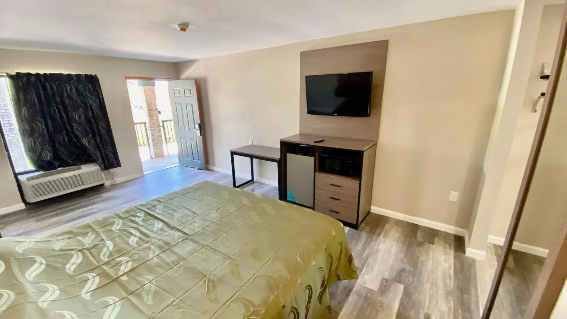 Bed in Brentwood Inn & Suites Bed in Brentwood Inn & Suites