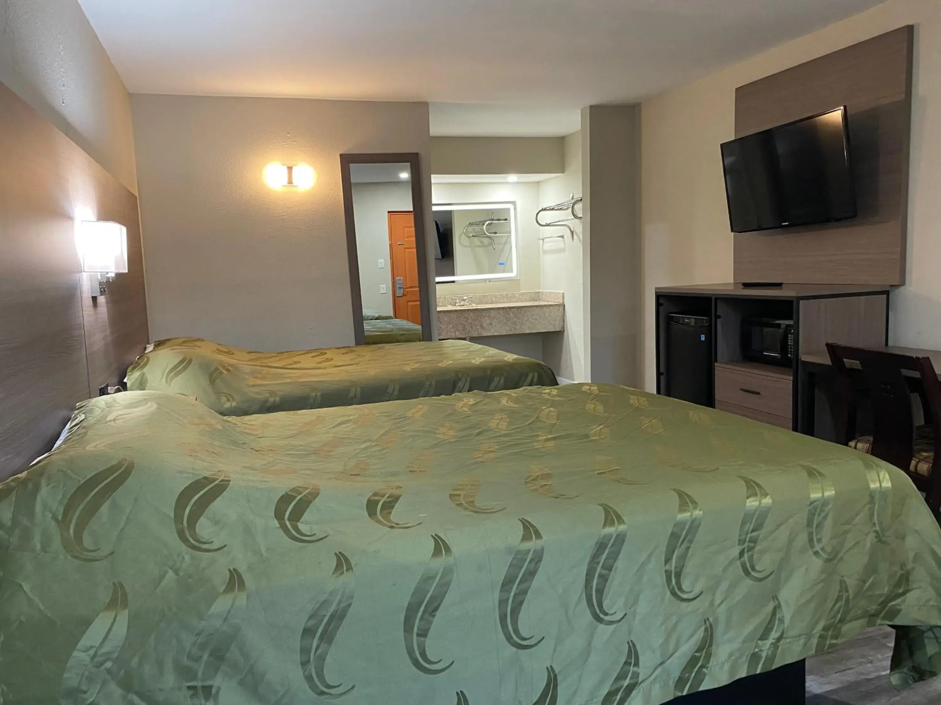 Bed in Brentwood Inn & Suites Bed in Brentwood Inn & Suites