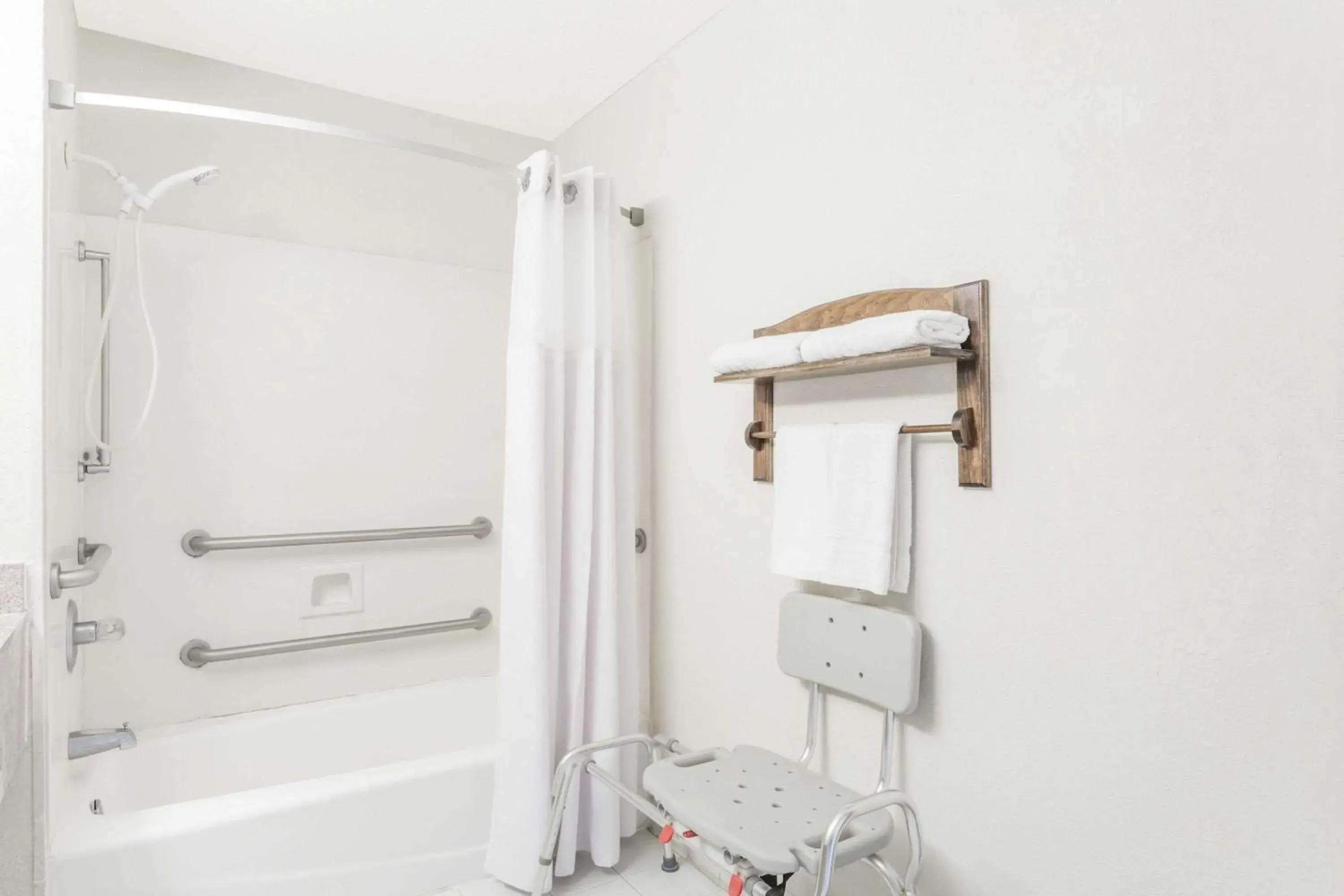 Photo of the whole room in Brentwood Inn & Suites Photo of the whole room in Brentwood Inn & Suites