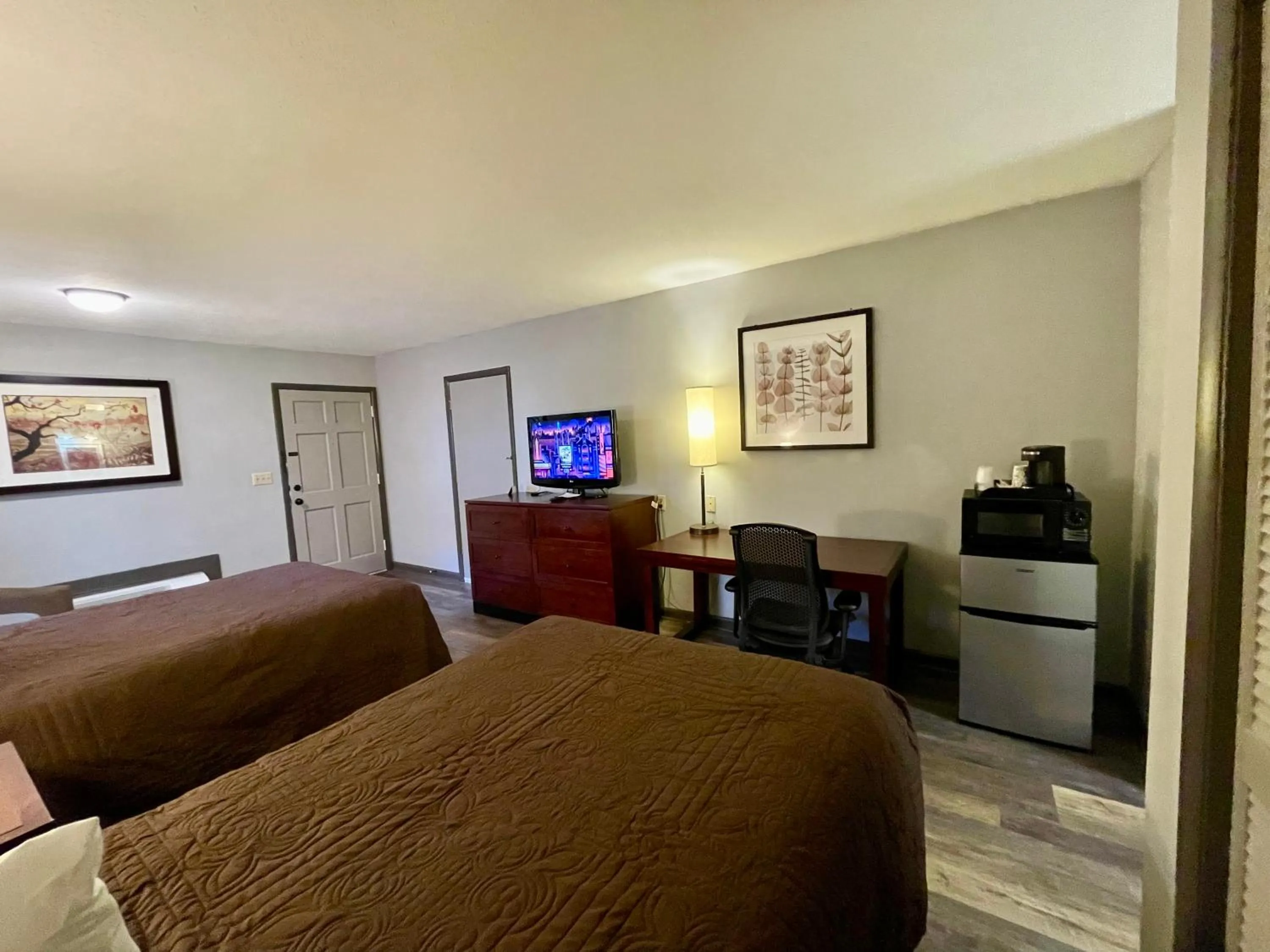 Bed in Alpine Village Inn