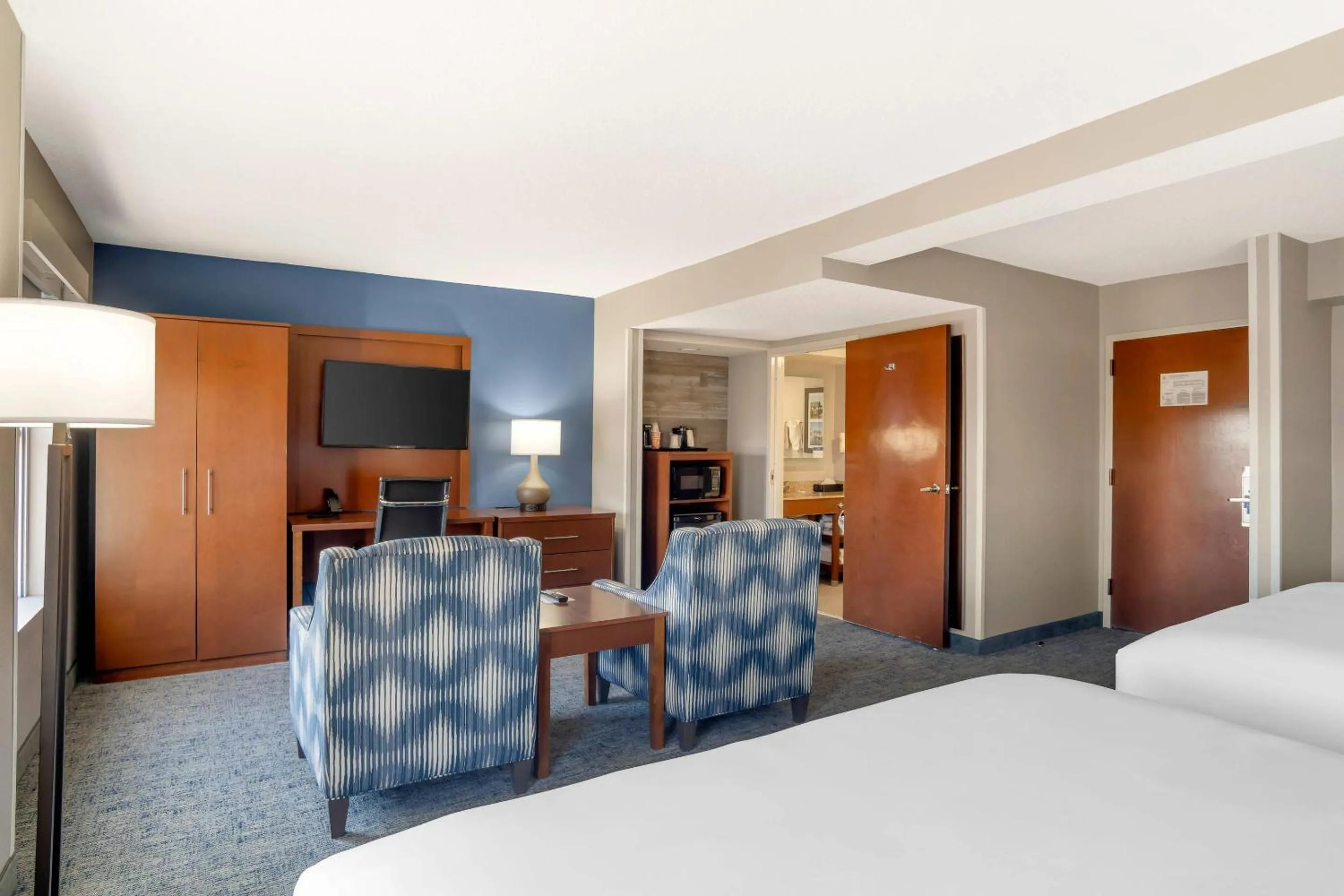 Bedroom, Bed in Comfort Suites near Birkdale Village- Huntersville