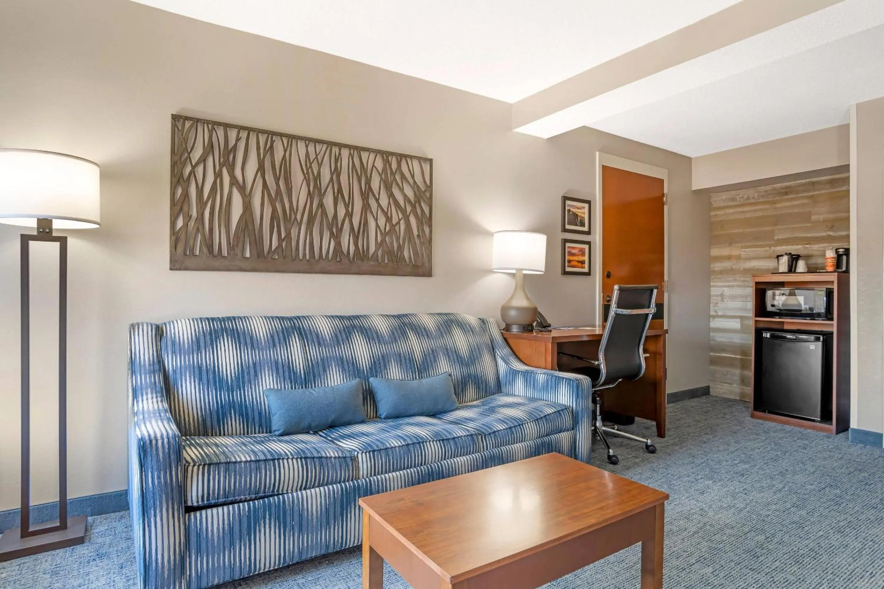 Bedroom in Comfort Suites near Birkdale Village- Huntersville