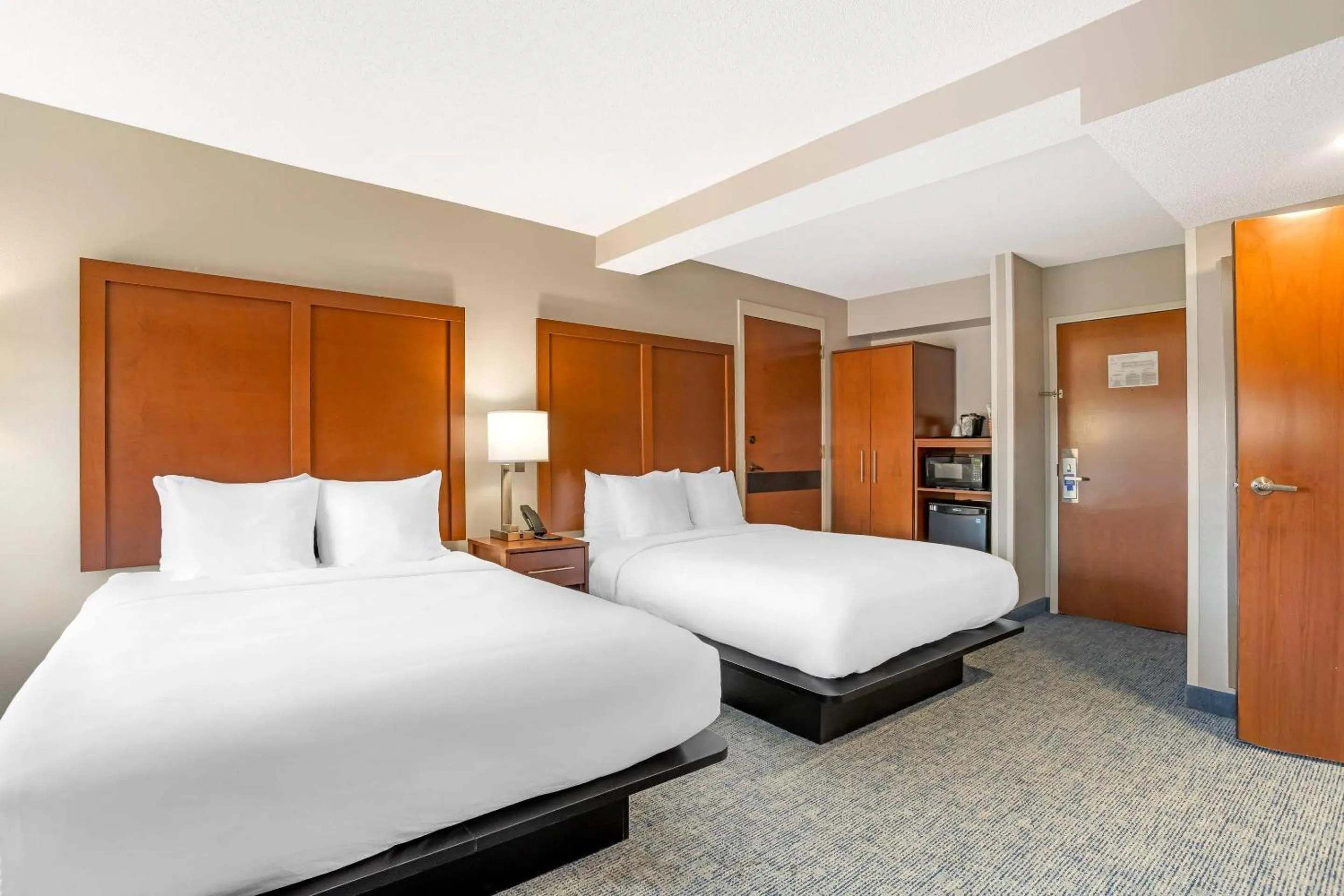 Bedroom, Bed in Comfort Suites near Birkdale Village- Huntersville