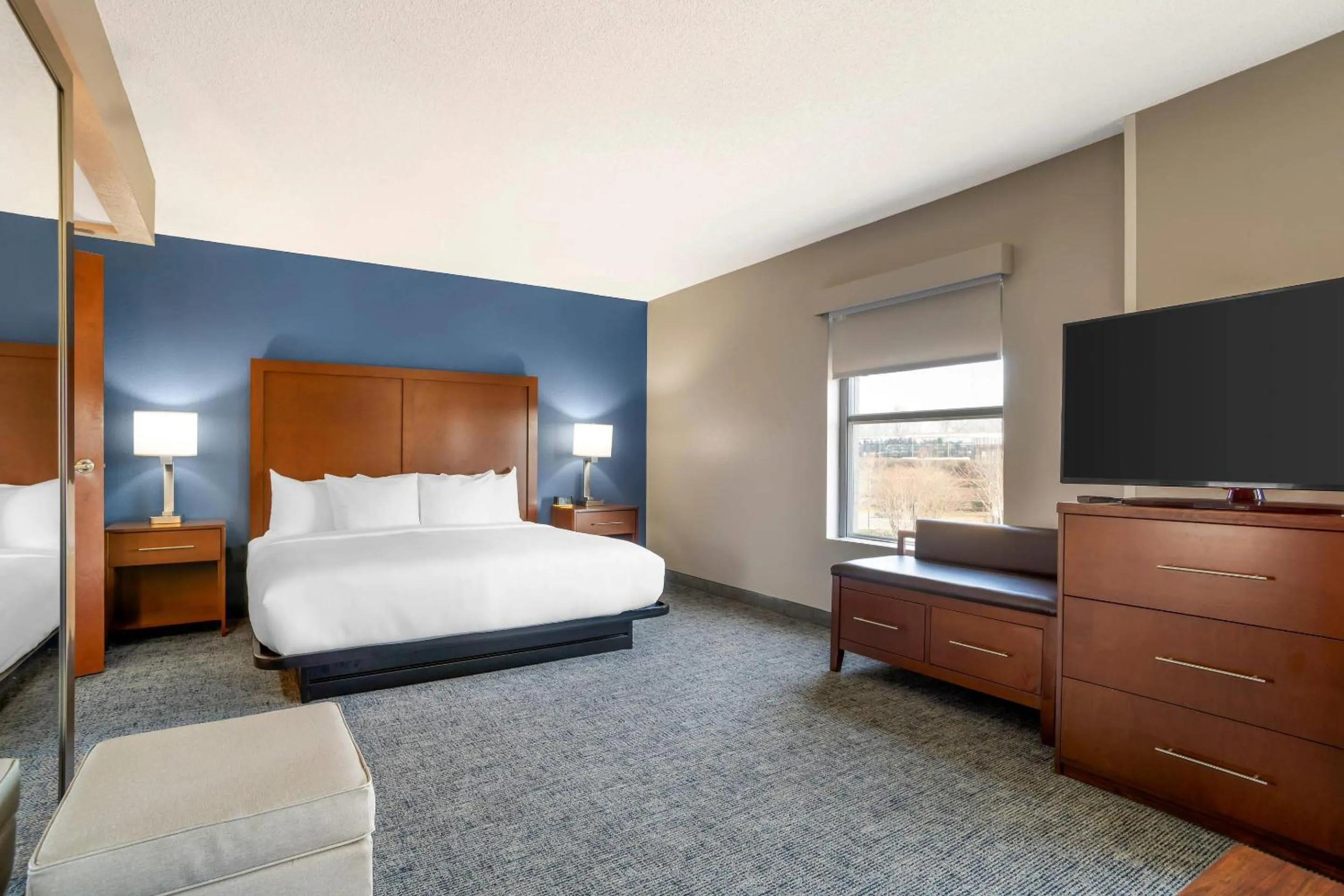 Bedroom, Bed in Comfort Suites near Birkdale Village- Huntersville