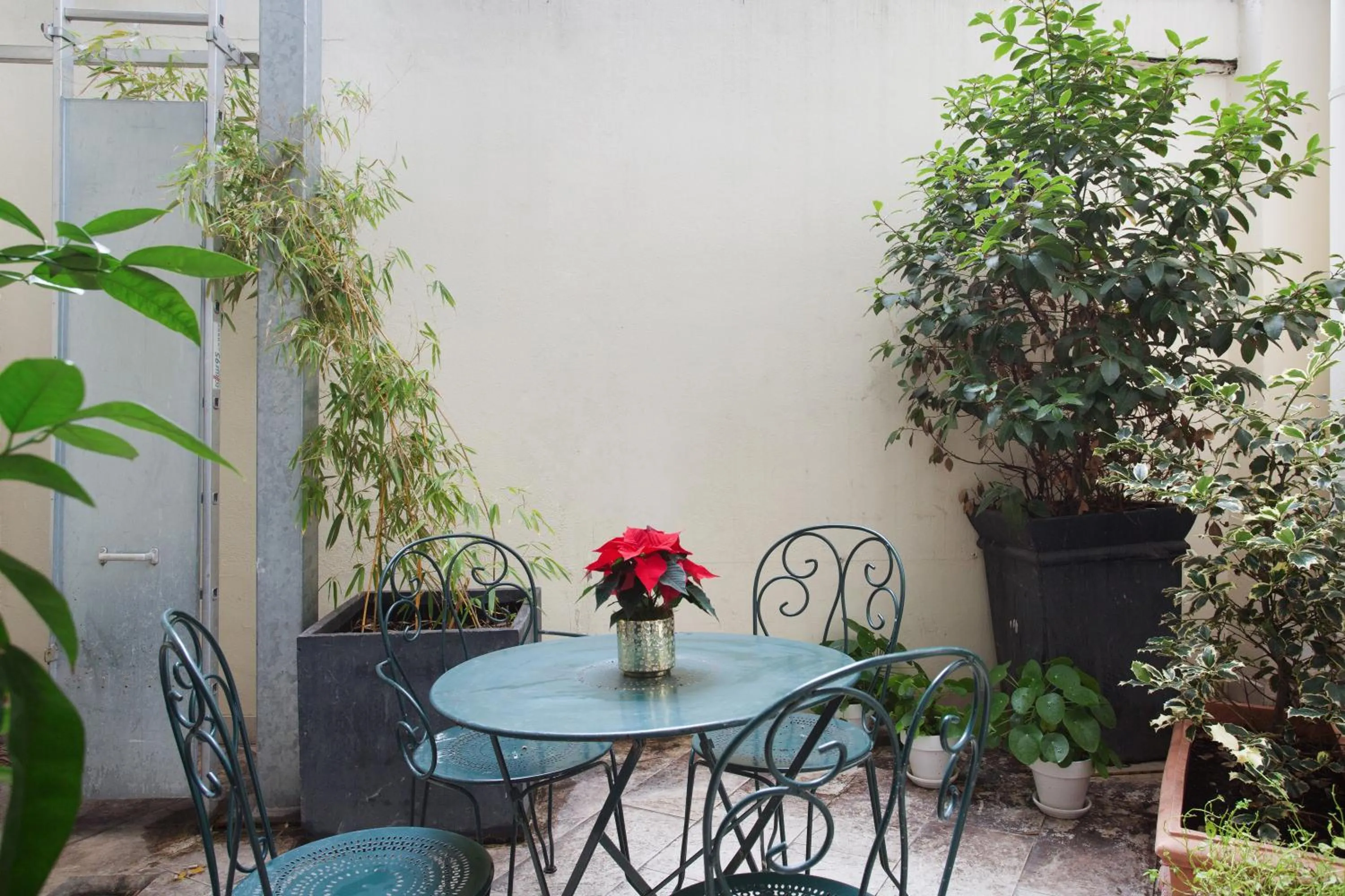Patio in Hotel Gabriel Issy Paris