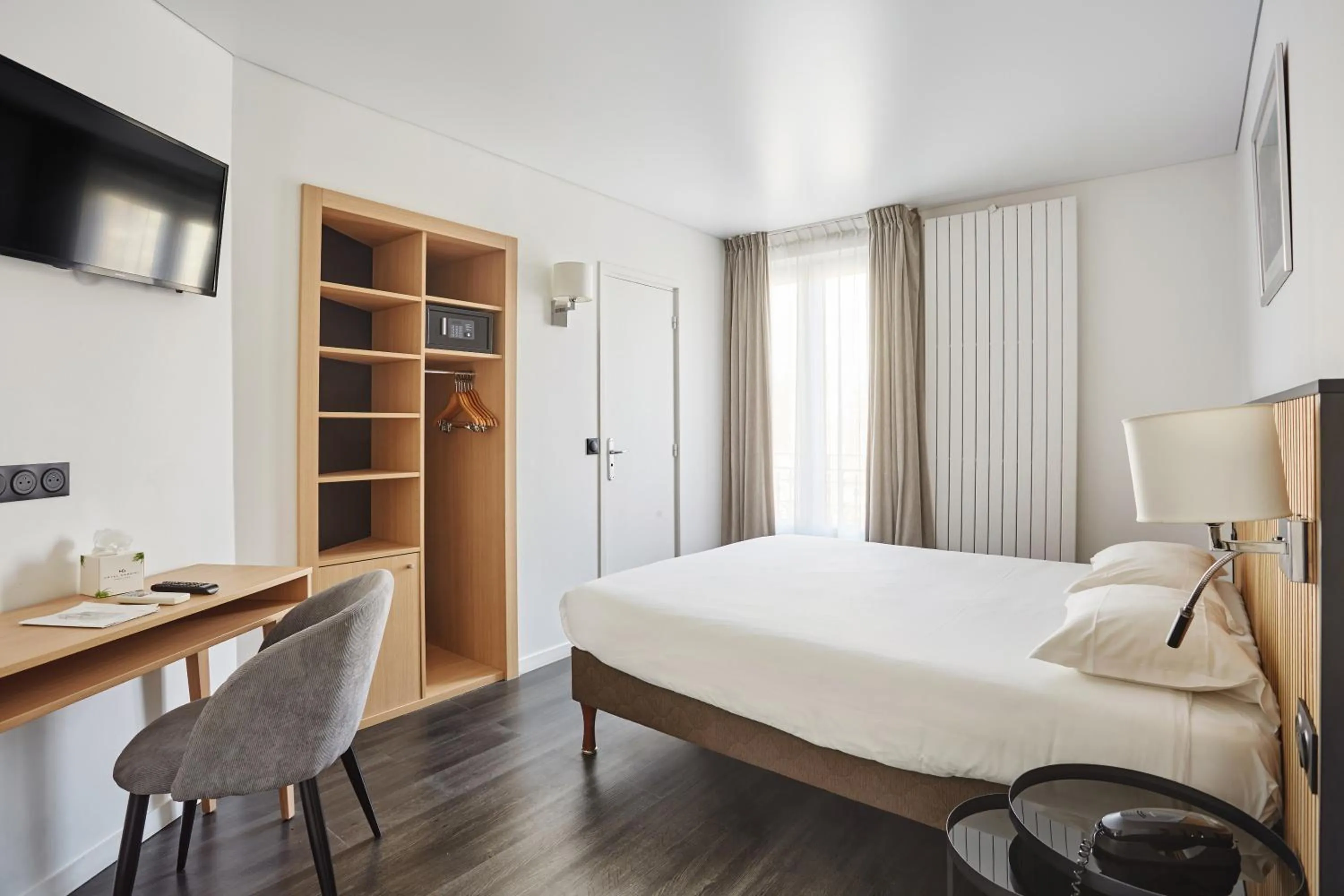 Bed in Hotel Gabriel Issy Paris