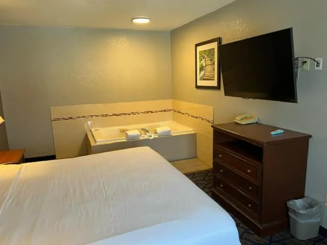Bedroom, Bed in Baymont by Wyndham Waukesha