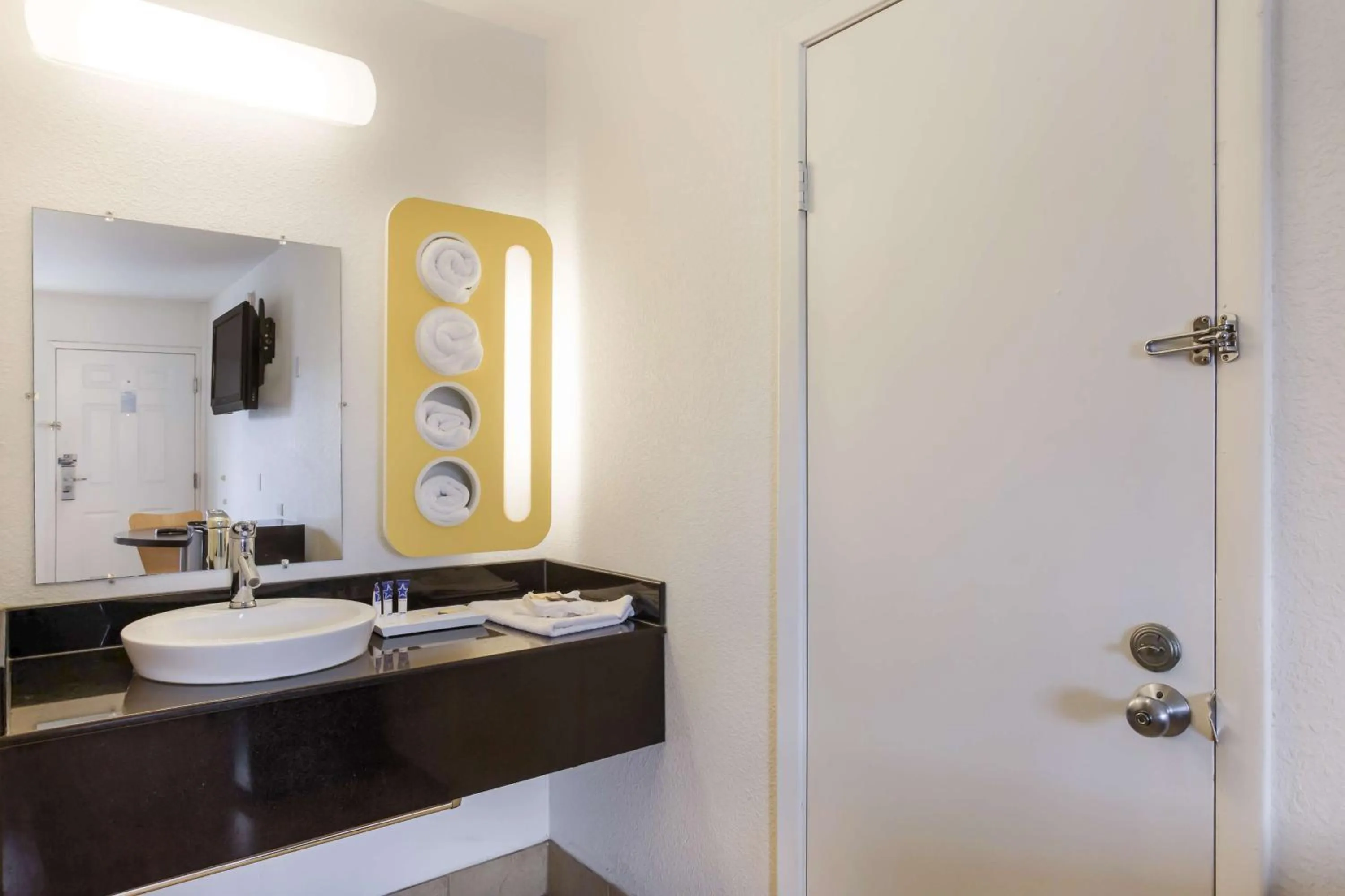 Photo of the whole room in Americas Best Value Inn Bowling Green