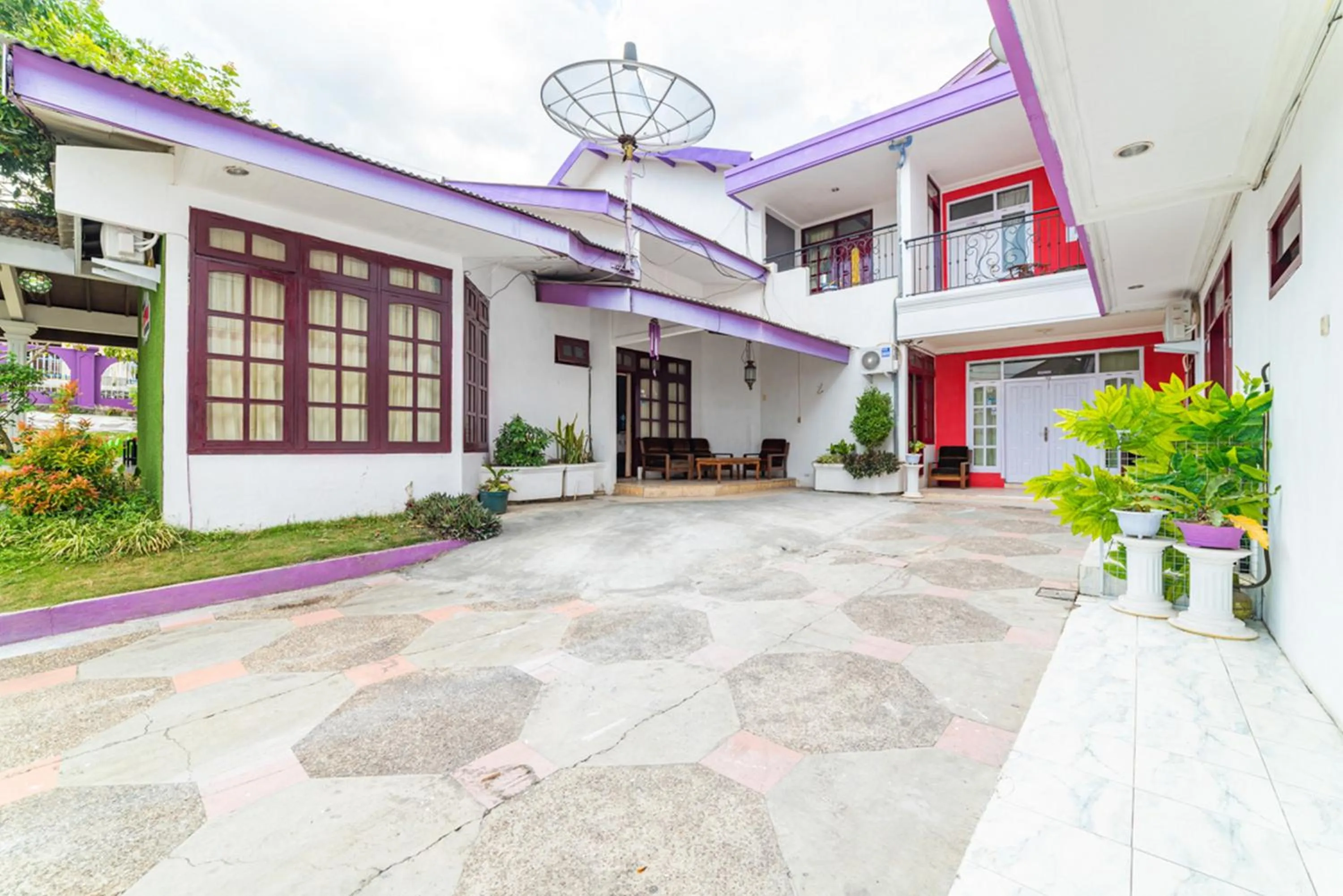 Facade/entrance in RedDoorz Syariah near Balai Kota Batu