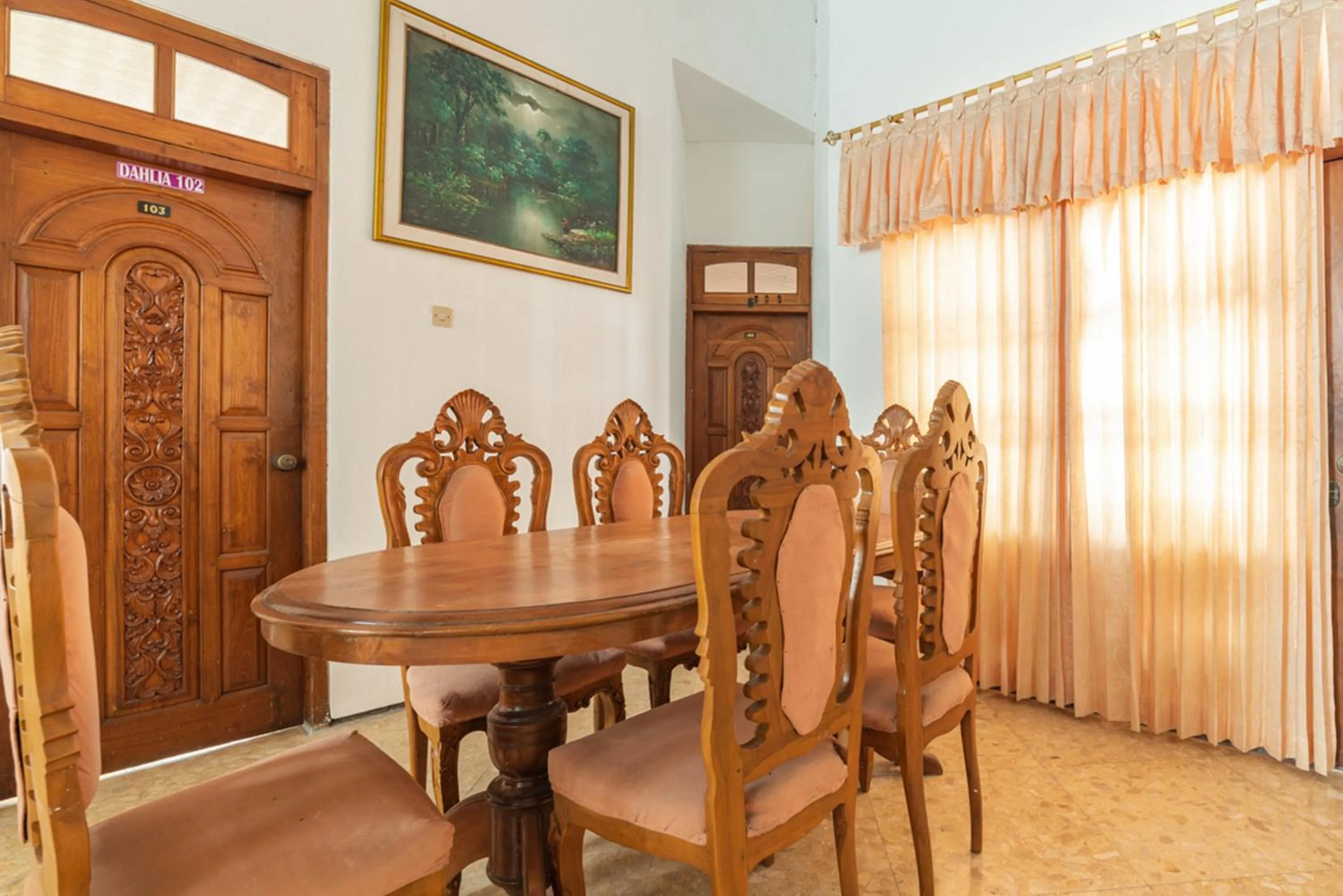 Seating area in RedDoorz Syariah near Balai Kota Batu