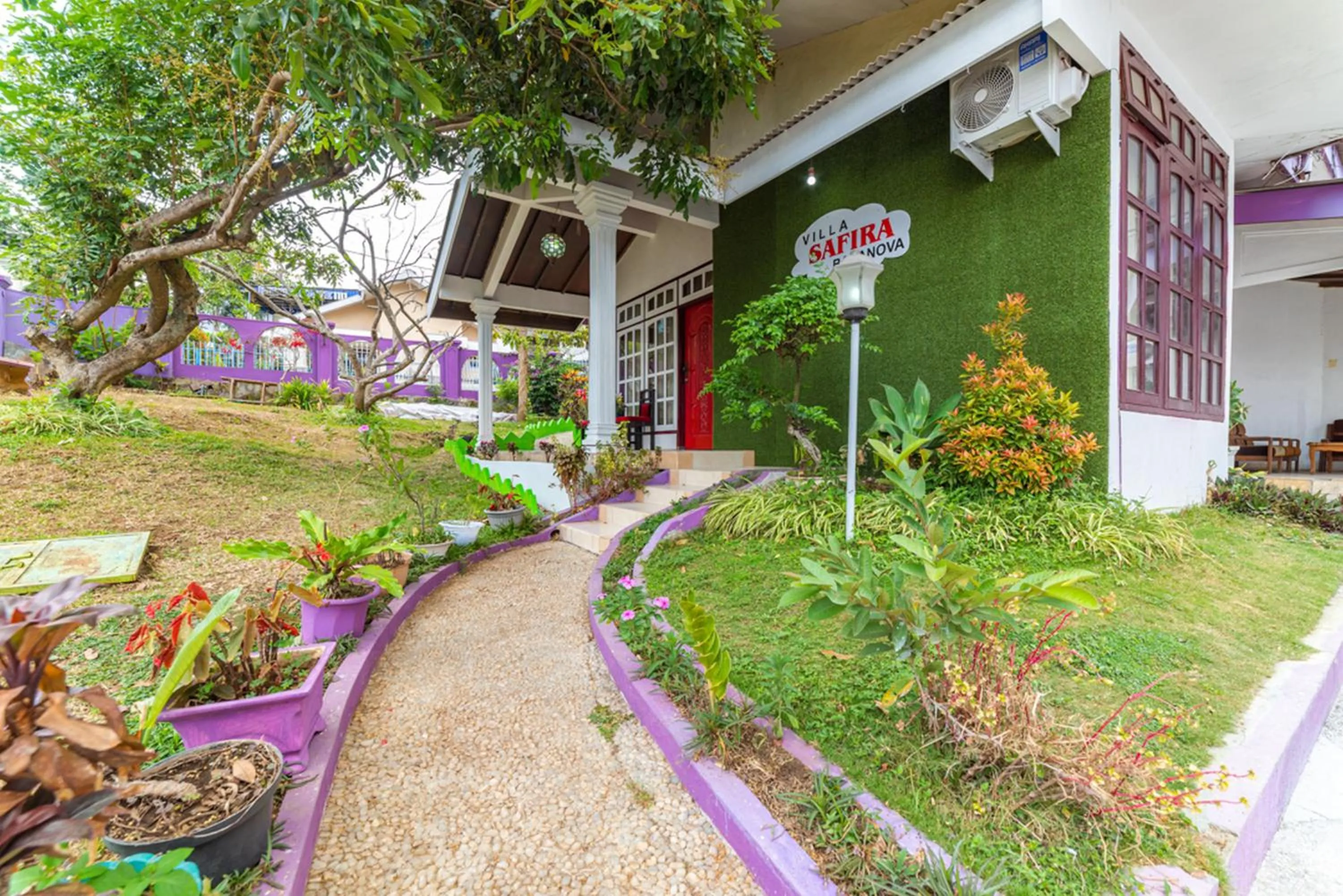 Facade/entrance in RedDoorz Syariah near Balai Kota Batu
