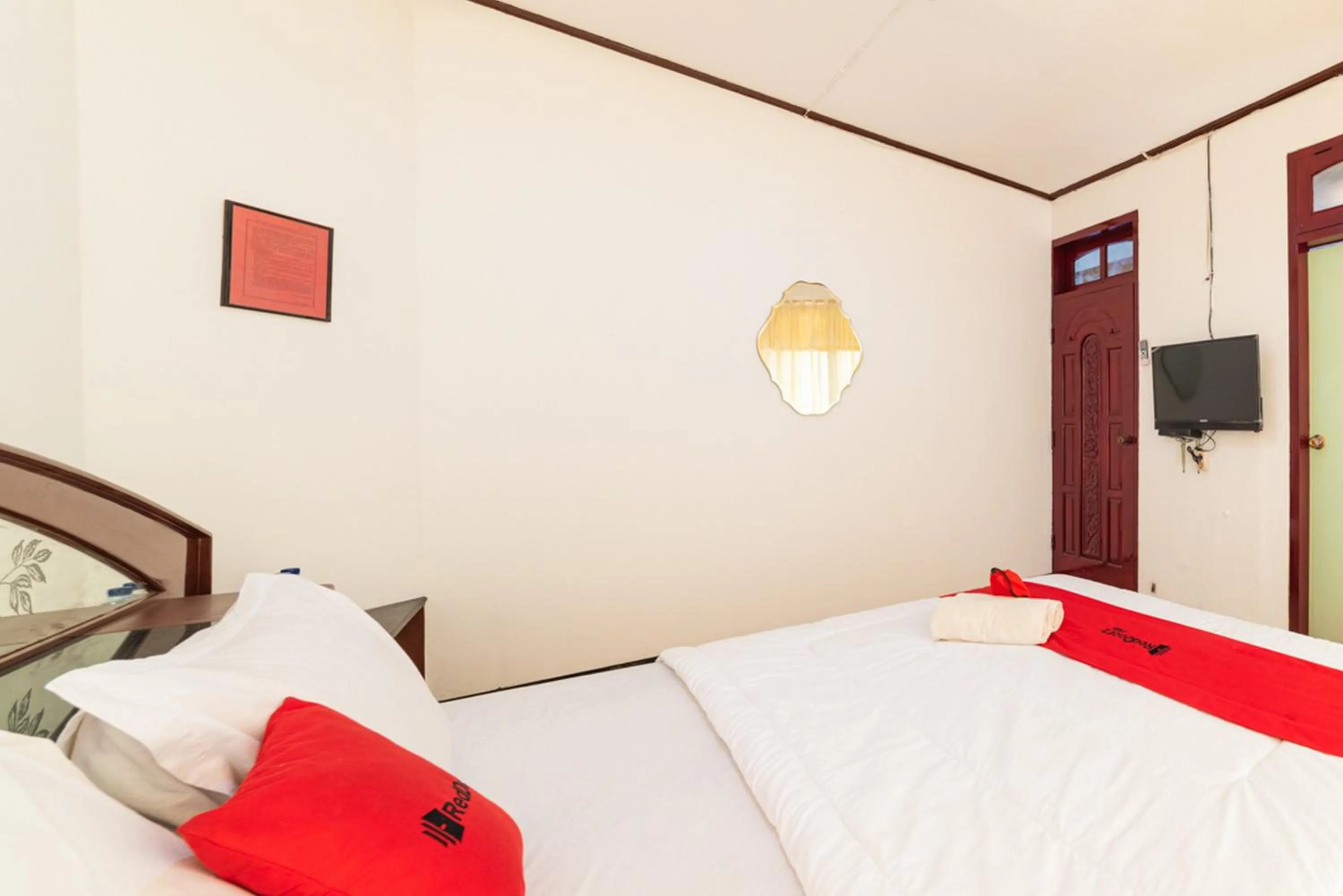 Bedroom, Bed in RedDoorz Syariah near Balai Kota Batu