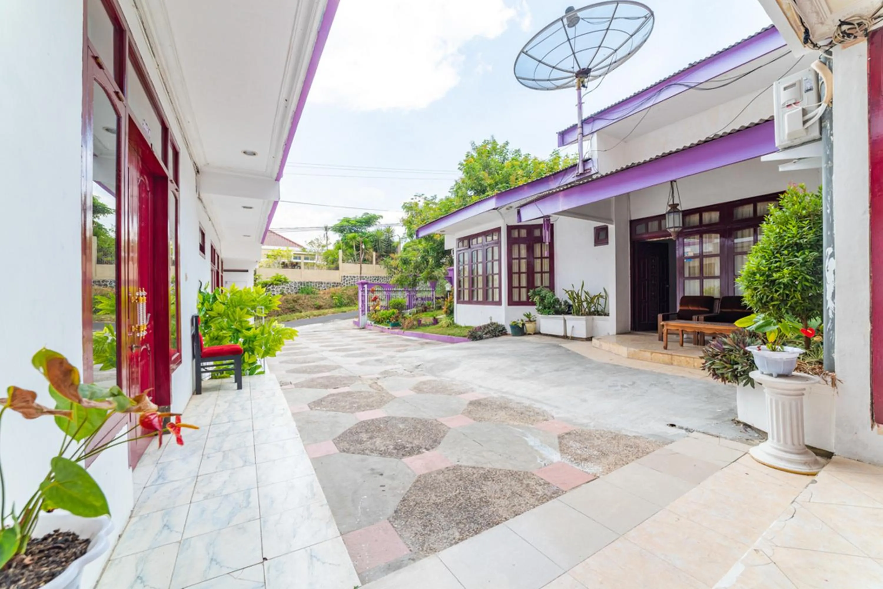 Facade/entrance in RedDoorz Syariah near Balai Kota Batu