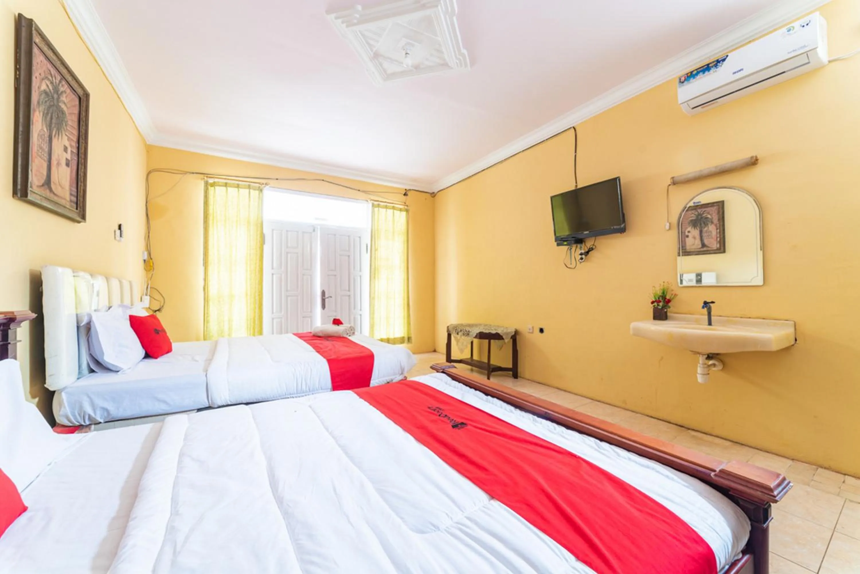 Bedroom, Bed in RedDoorz Syariah near Balai Kota Batu