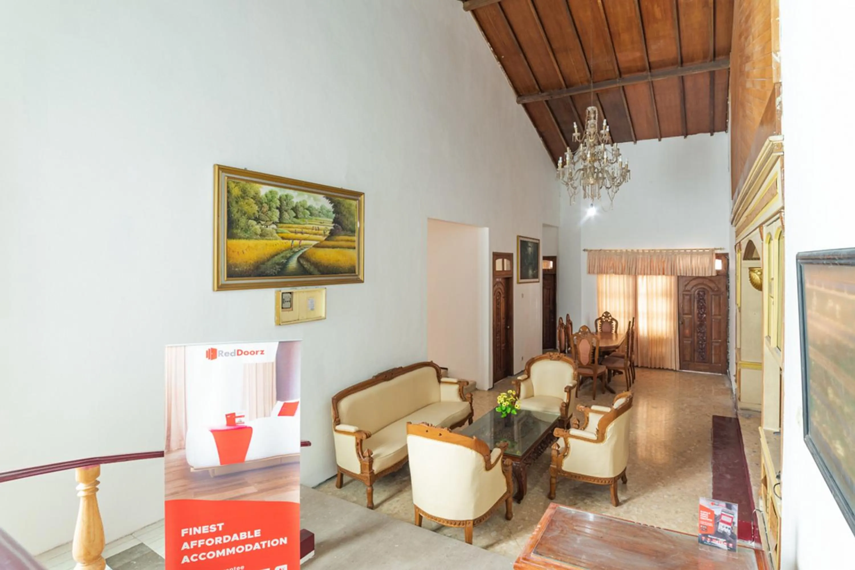 Seating area in RedDoorz Syariah near Balai Kota Batu