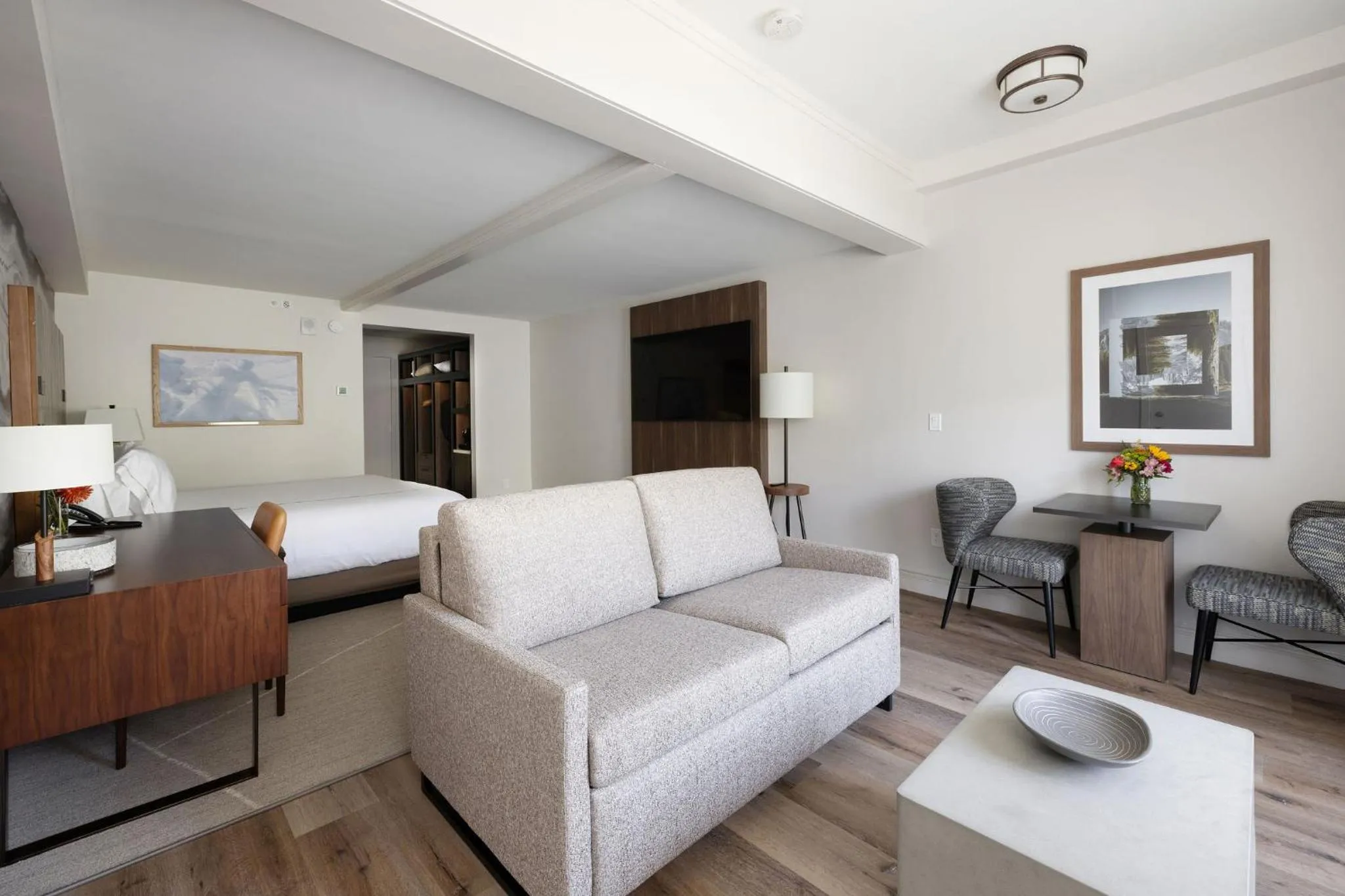 Photo of the whole room in Sitzmark Vail