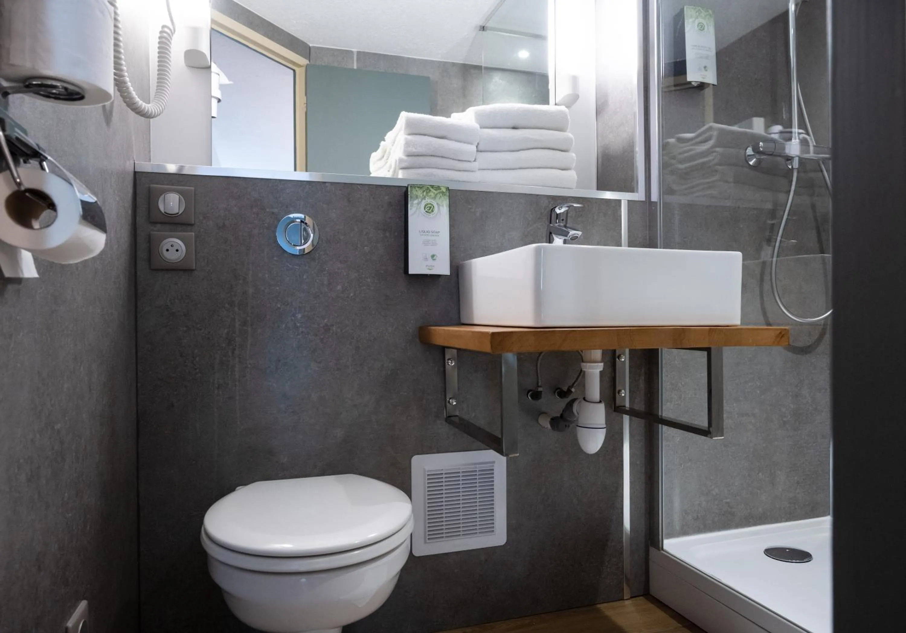 Bathroom in Kyriad Beaune