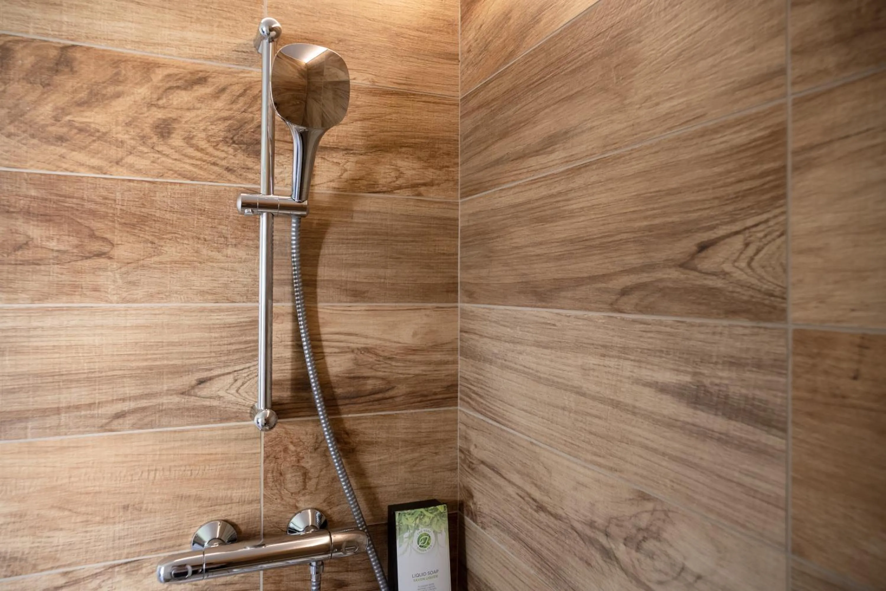 Shower in Kyriad Beaune