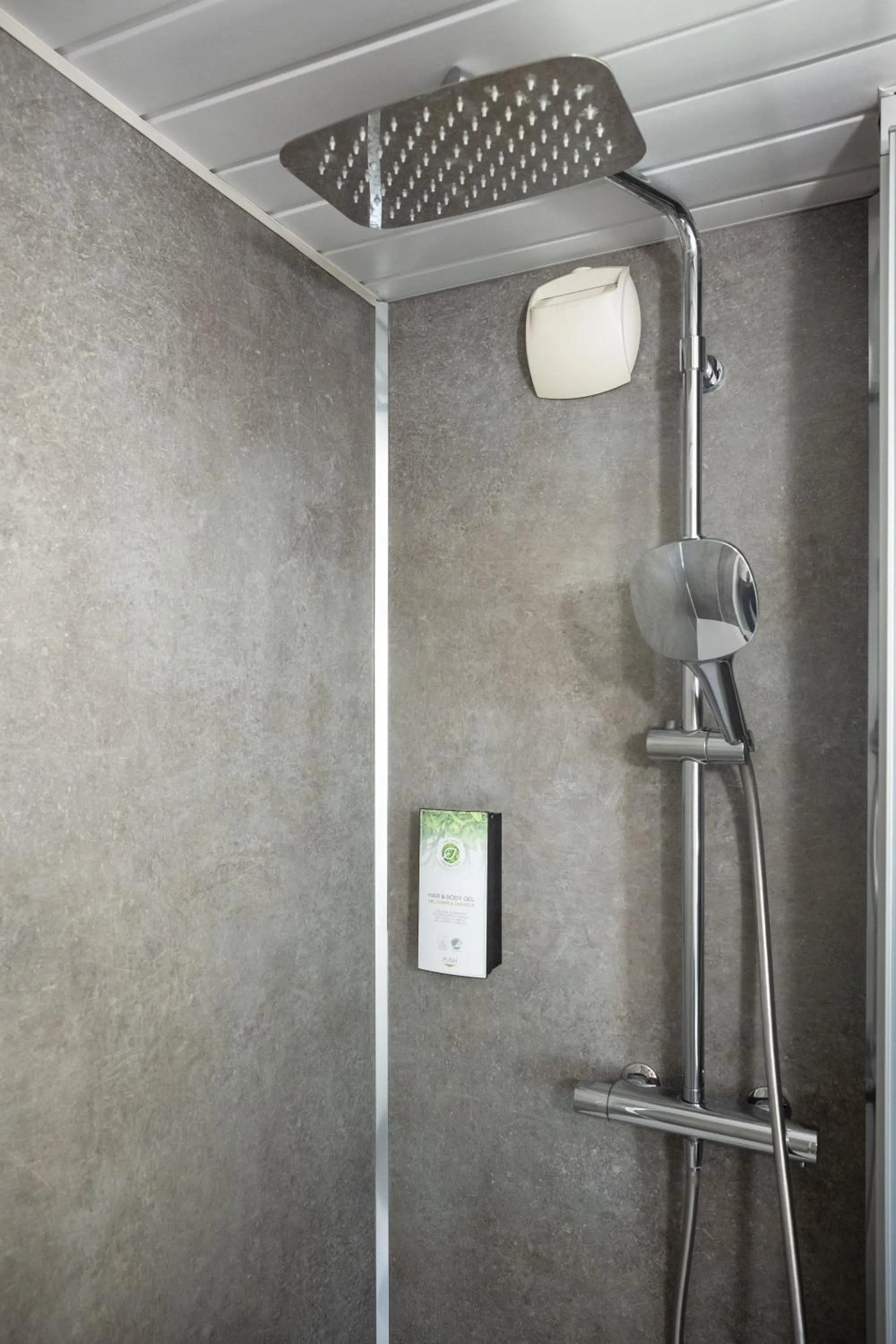 Shower in Kyriad Beaune