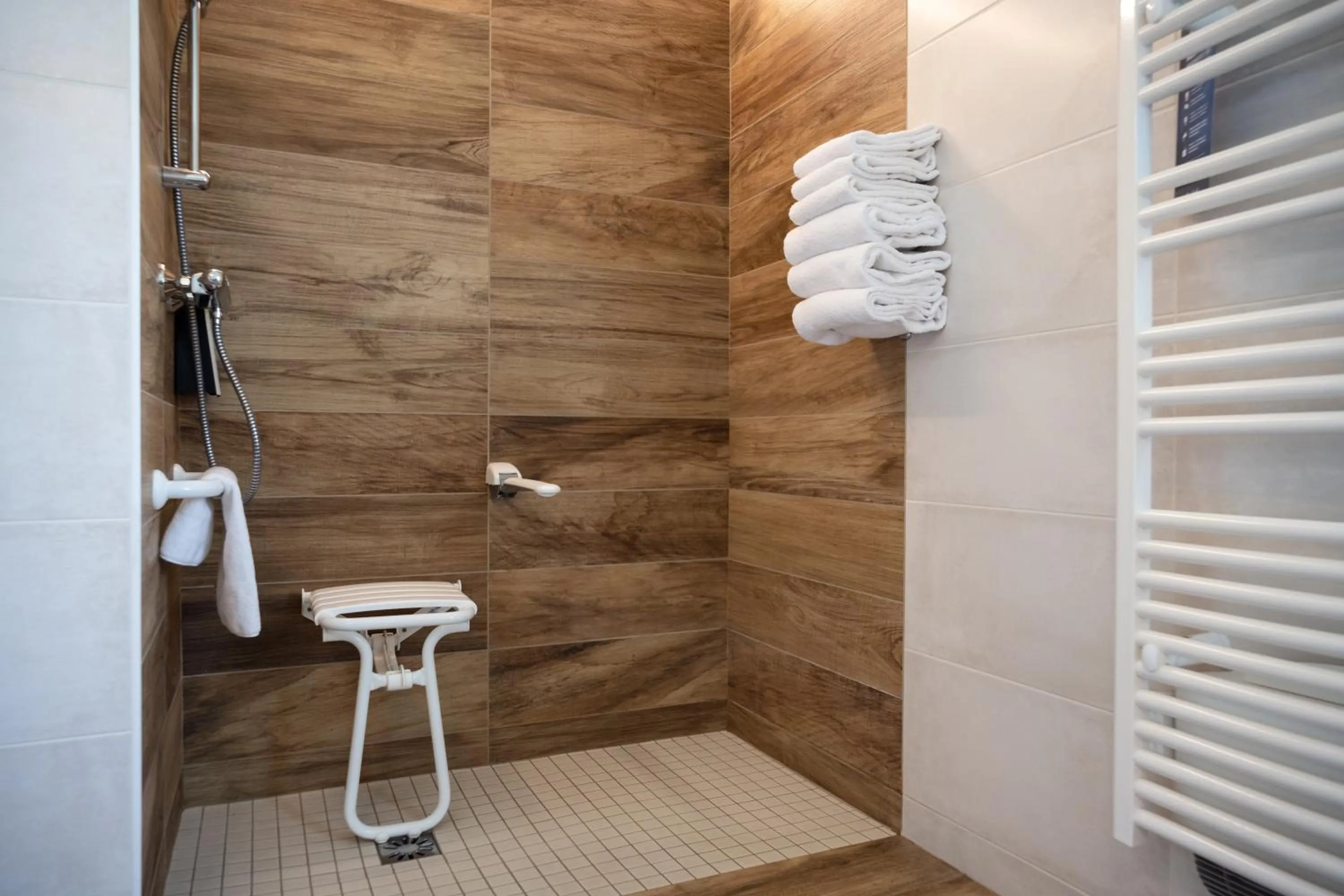 Facility for disabled guests in Kyriad Beaune