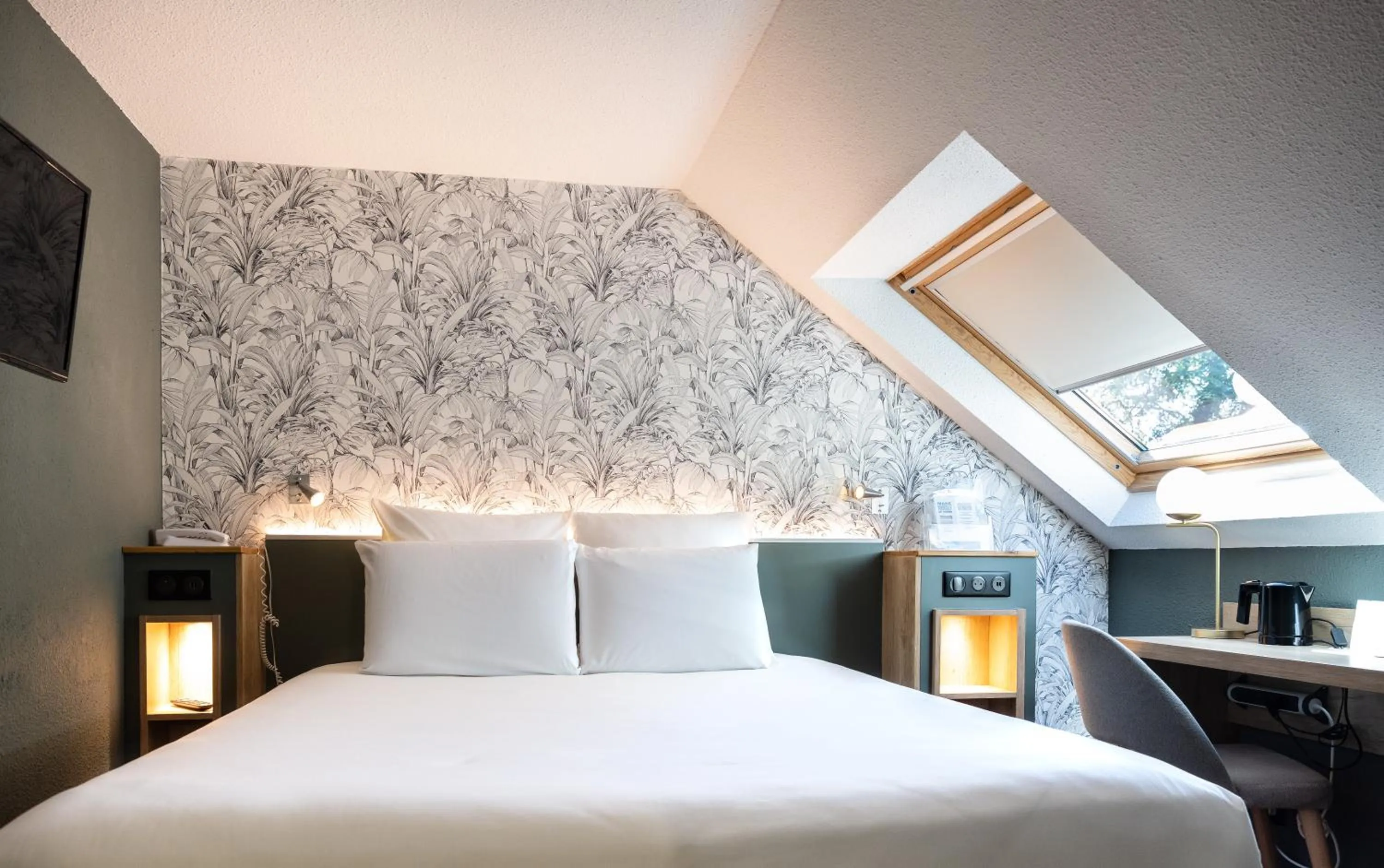 Bedroom, Bed in Kyriad Beaune