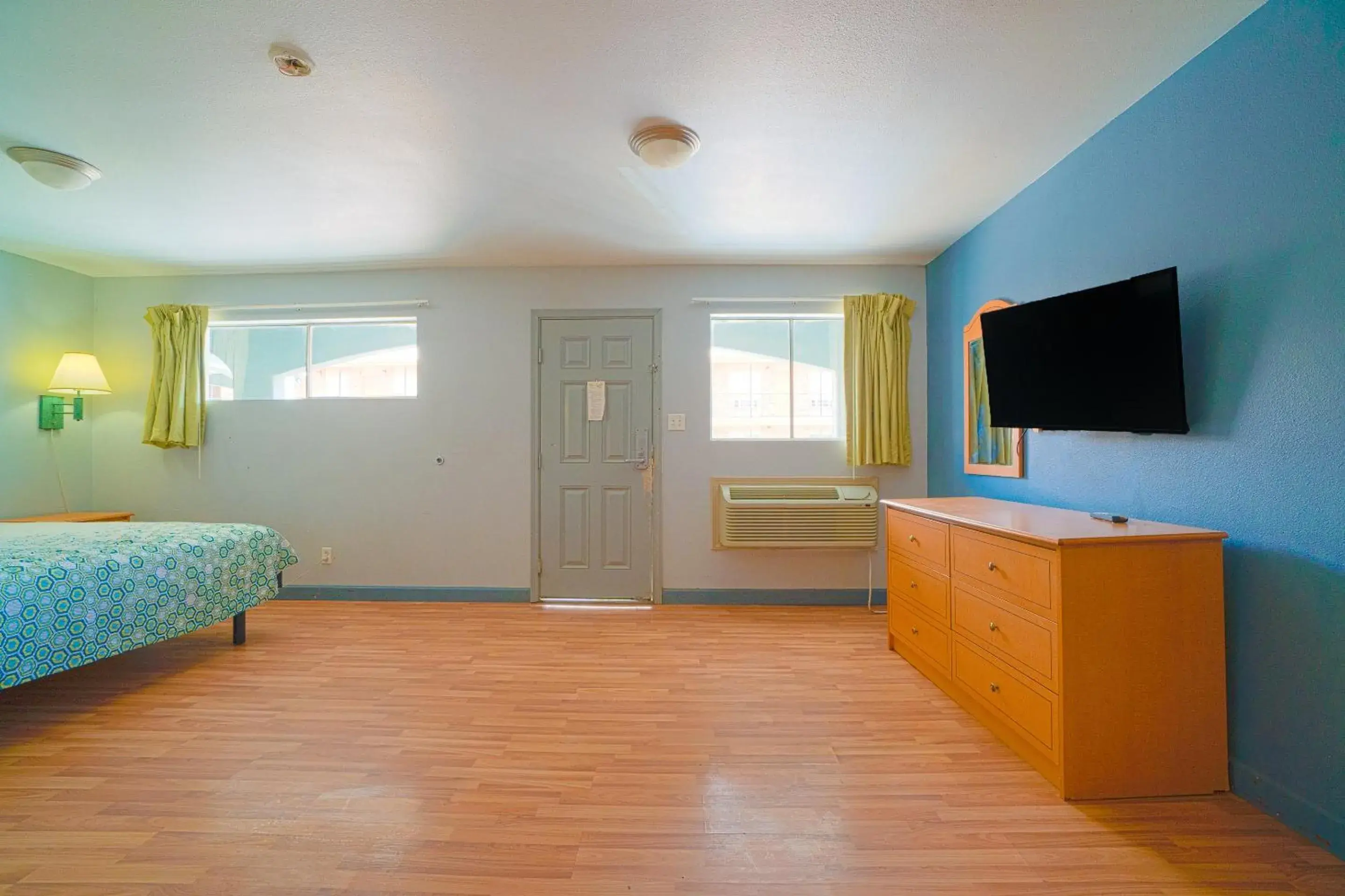 Bedroom in OYO Hotel Midland Bedroom in OYO Hotel Midland