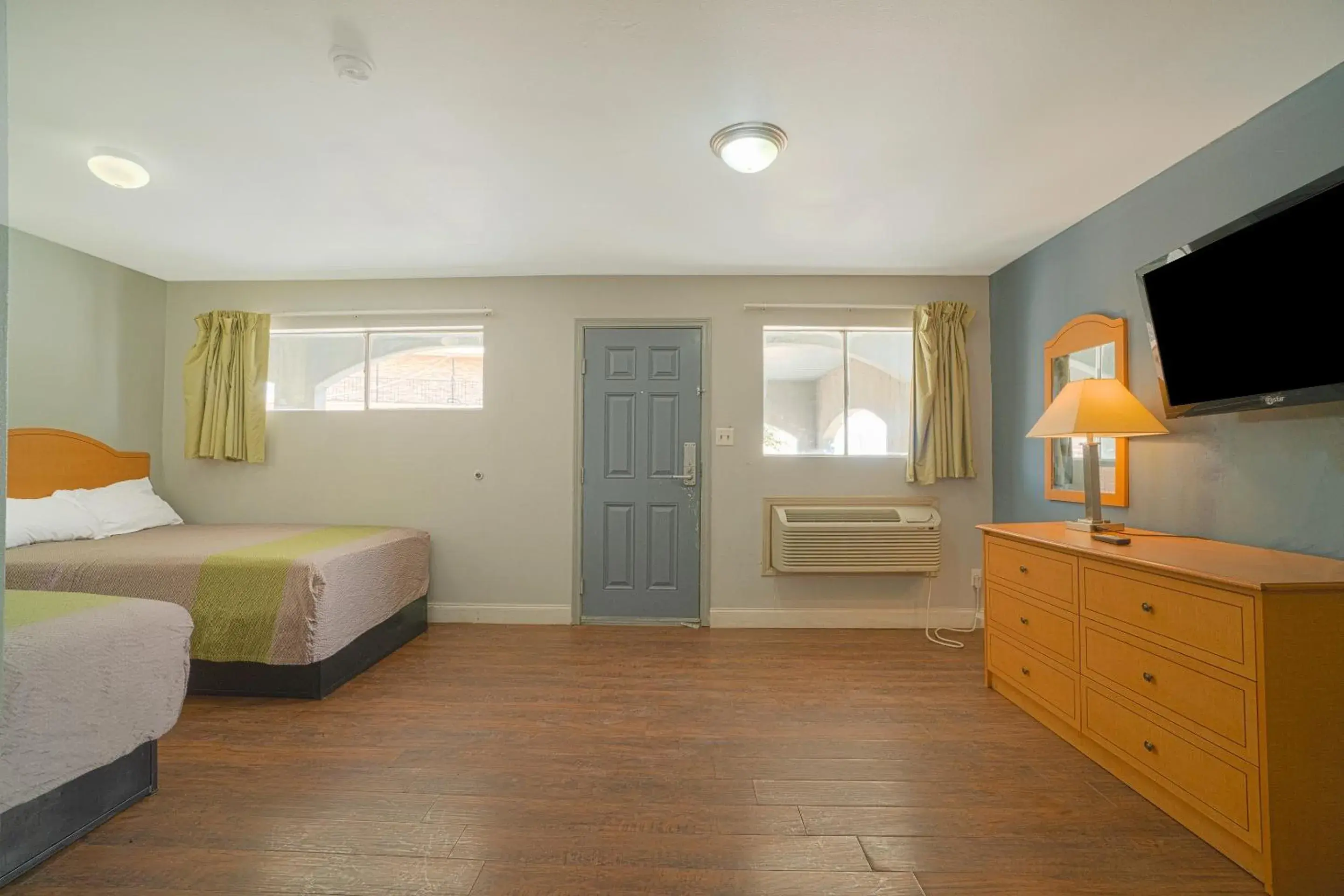 Bedroom in OYO Hotel Midland Bedroom in OYO Hotel Midland