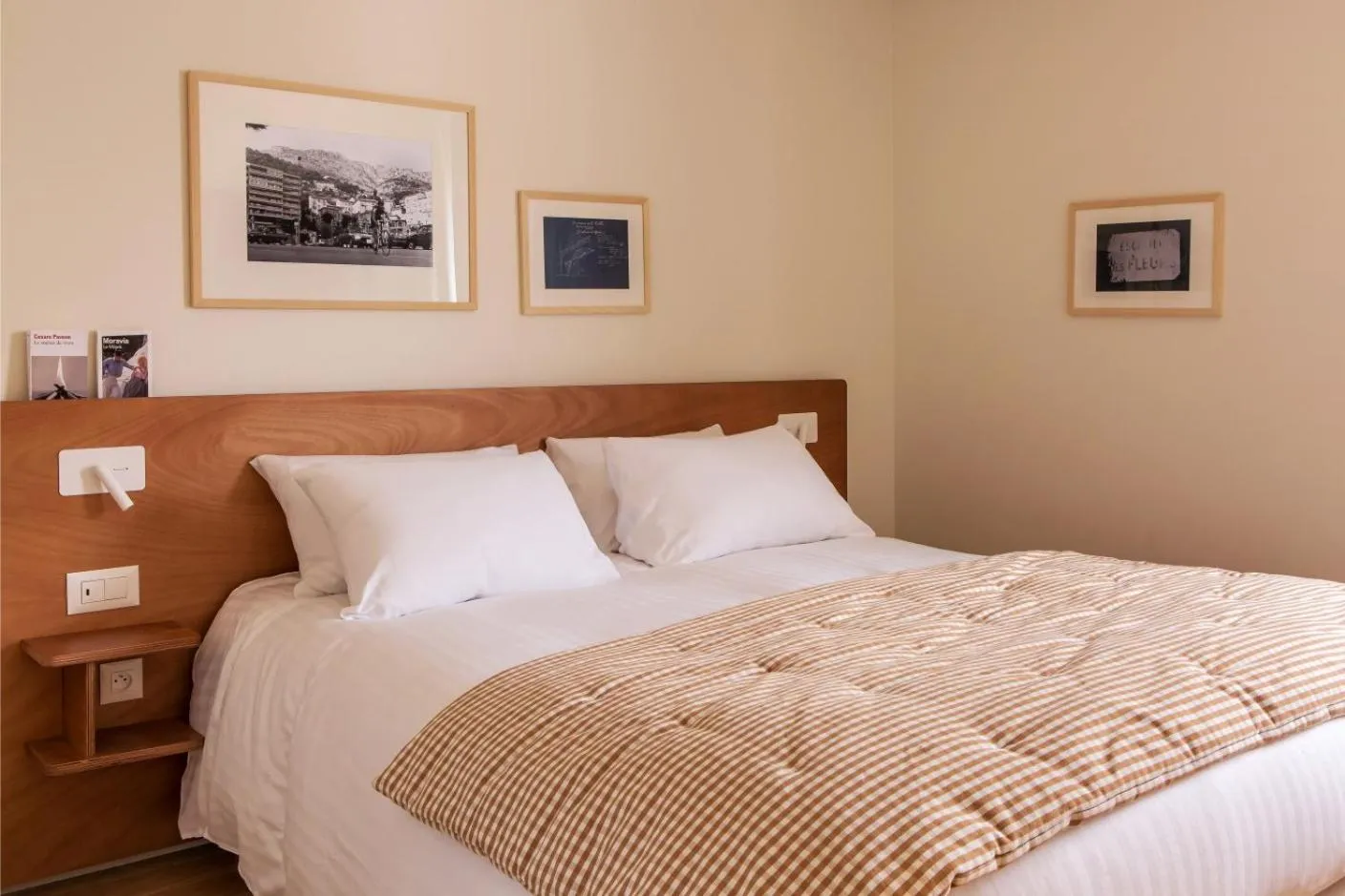 Bedroom, Bed in Alfred Hotels Monaco - Hôtel rénové