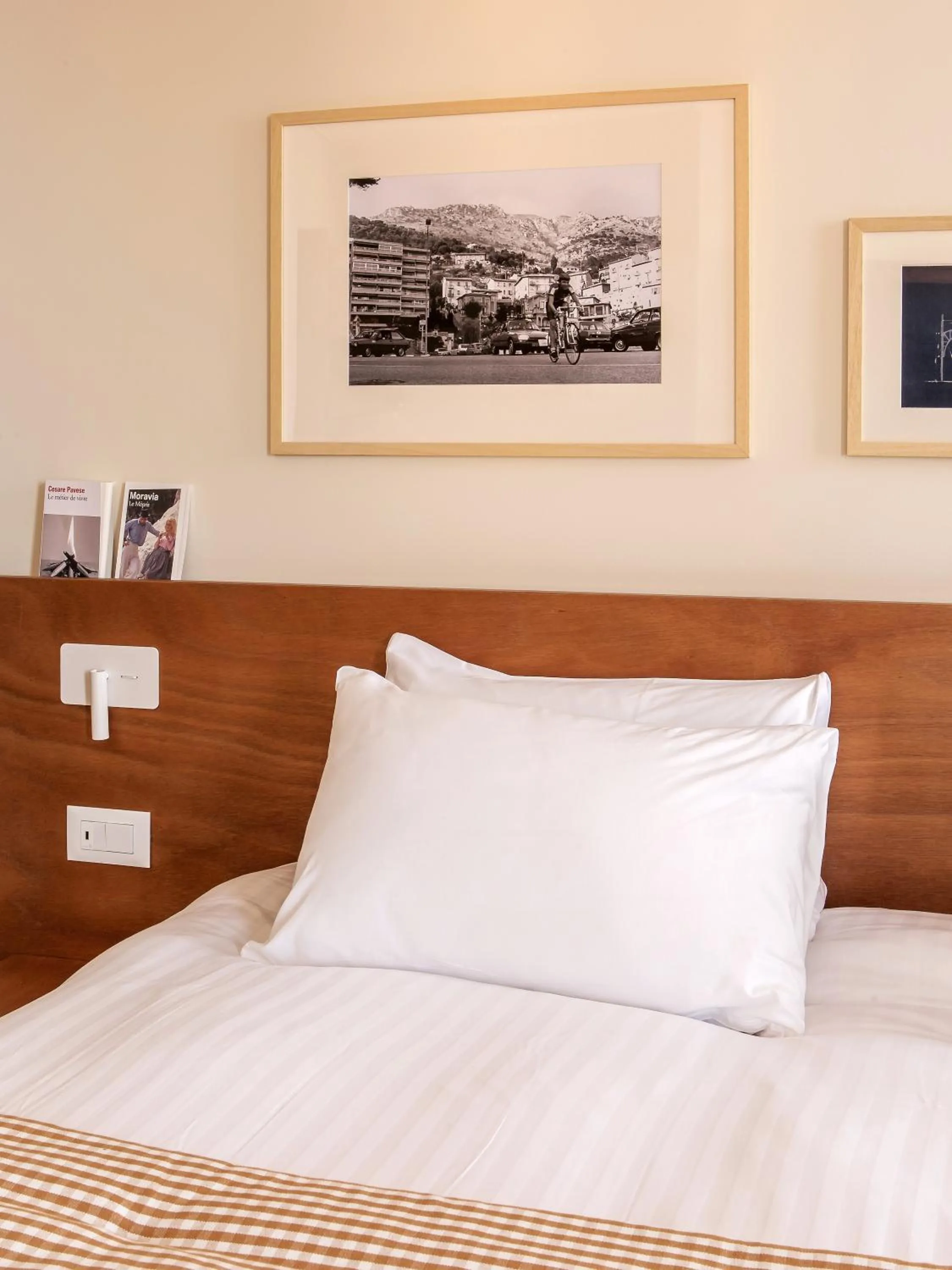 Bed in Alfred Hotels Monaco - Hôtel rénové