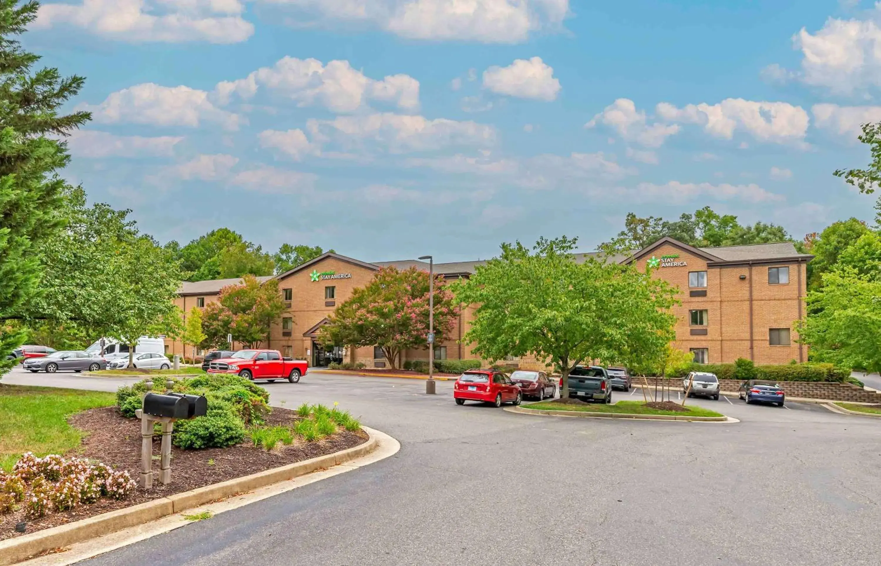 Property building in Extended Stay America Select Suites - Richmond - Innsbrook Property building in Extended Stay America Select Suites - Richmond - Innsbrook
