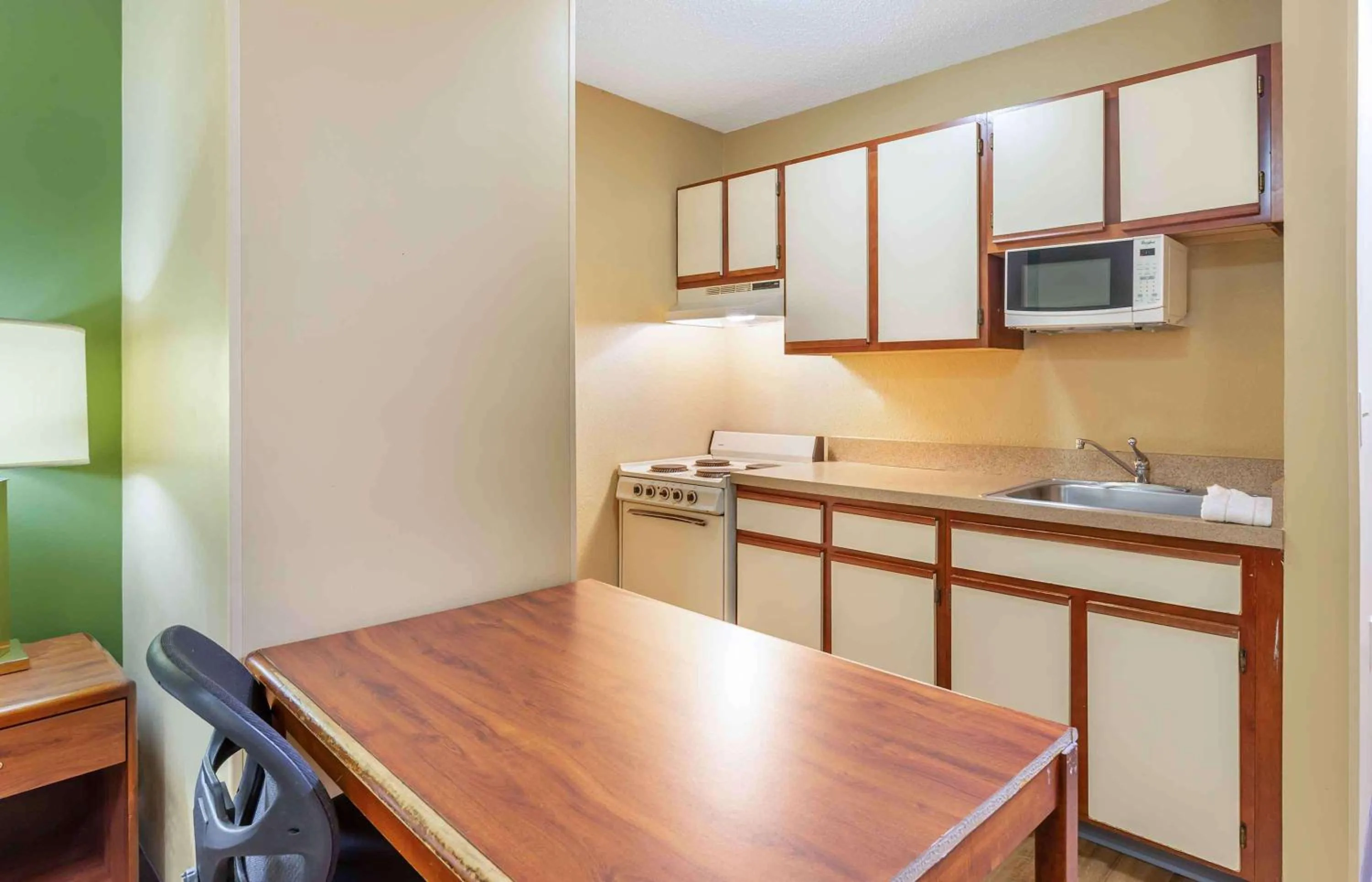Bedroom in Extended Stay America Select Suites - Richmond - Innsbrook
