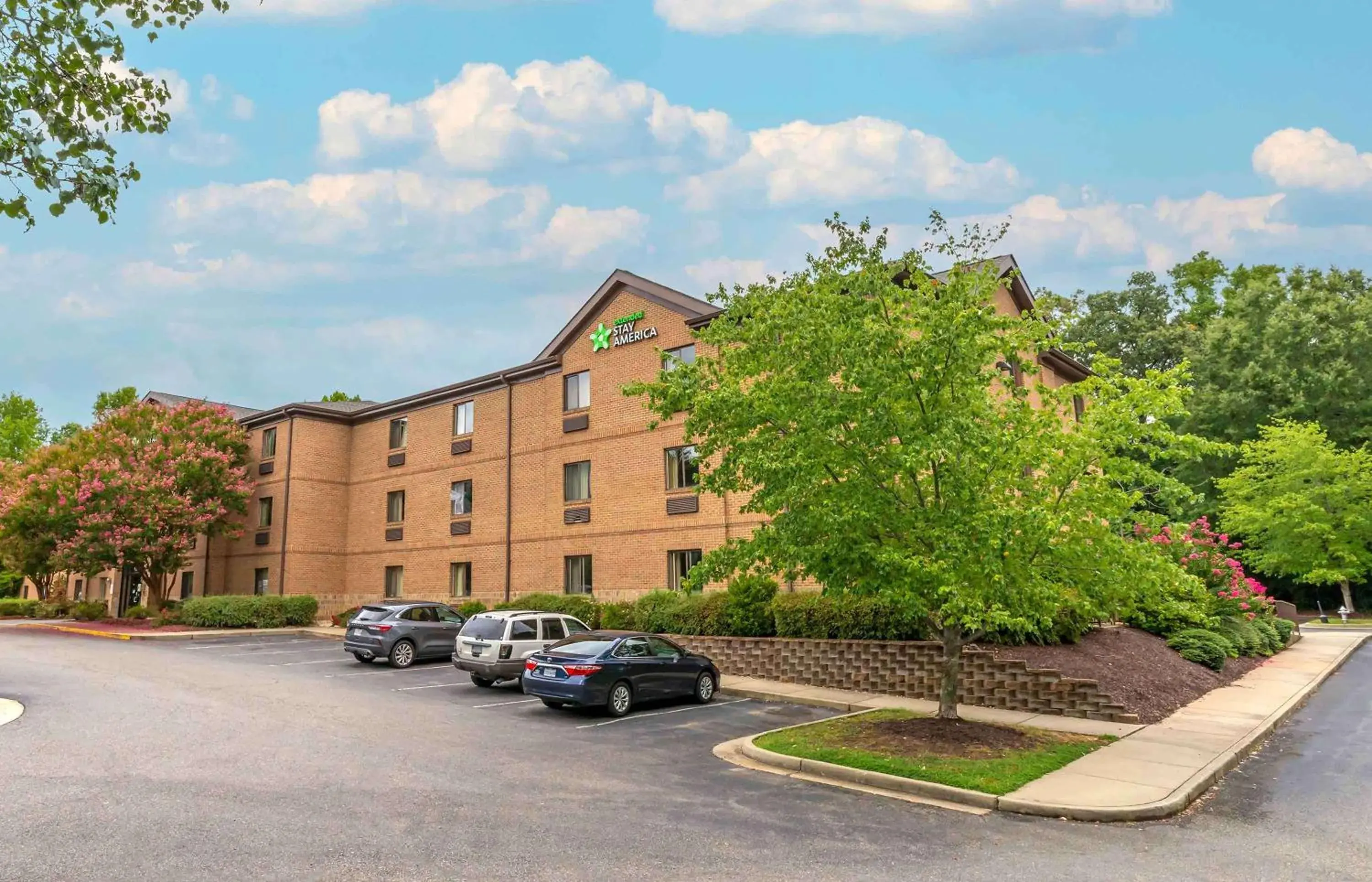 Property building in Extended Stay America Select Suites - Richmond - Innsbrook Property building in Extended Stay America Select Suites - Richmond - Innsbrook