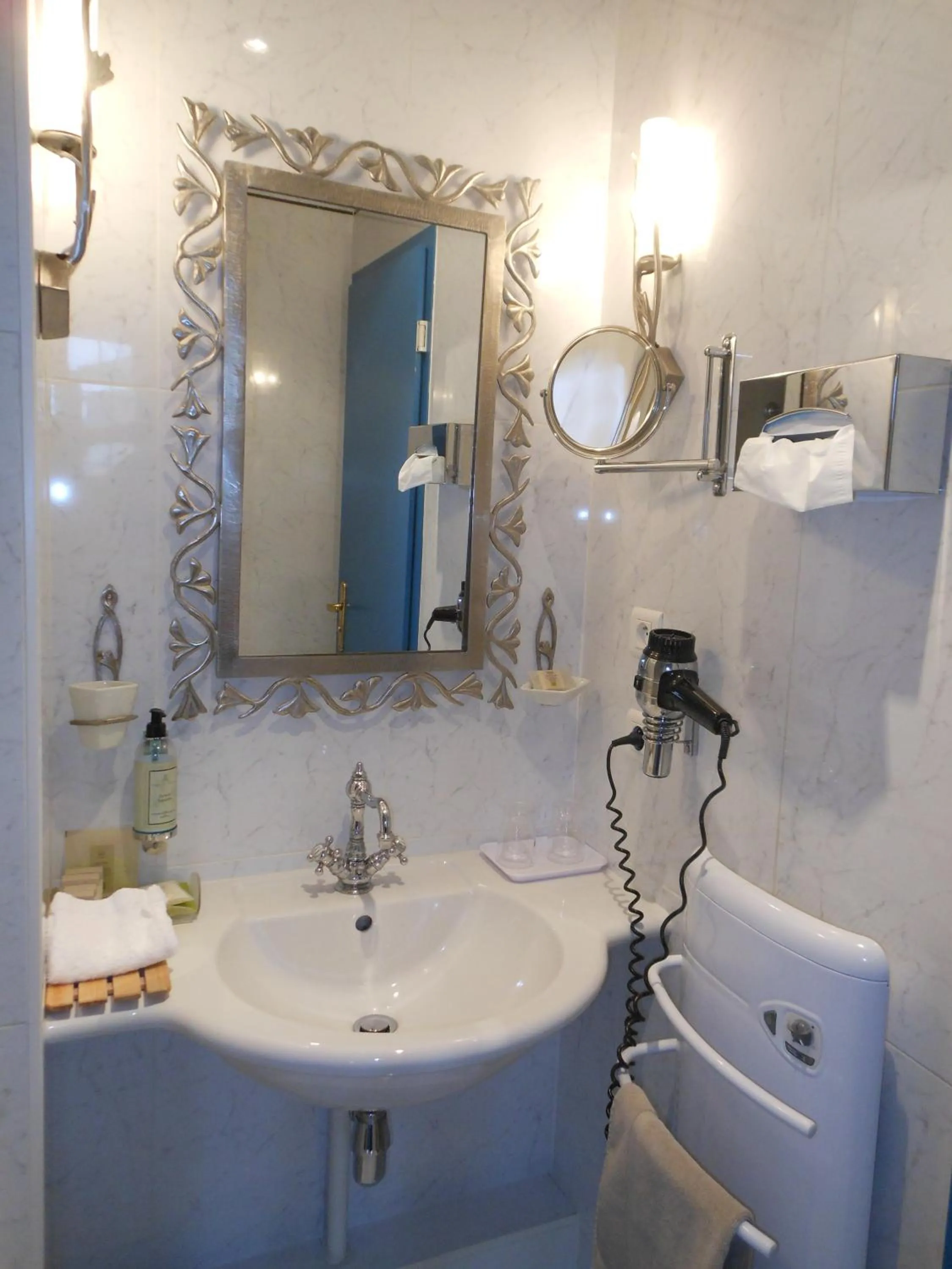 Bathroom in Logis Hôtel Beauséjour Colmar