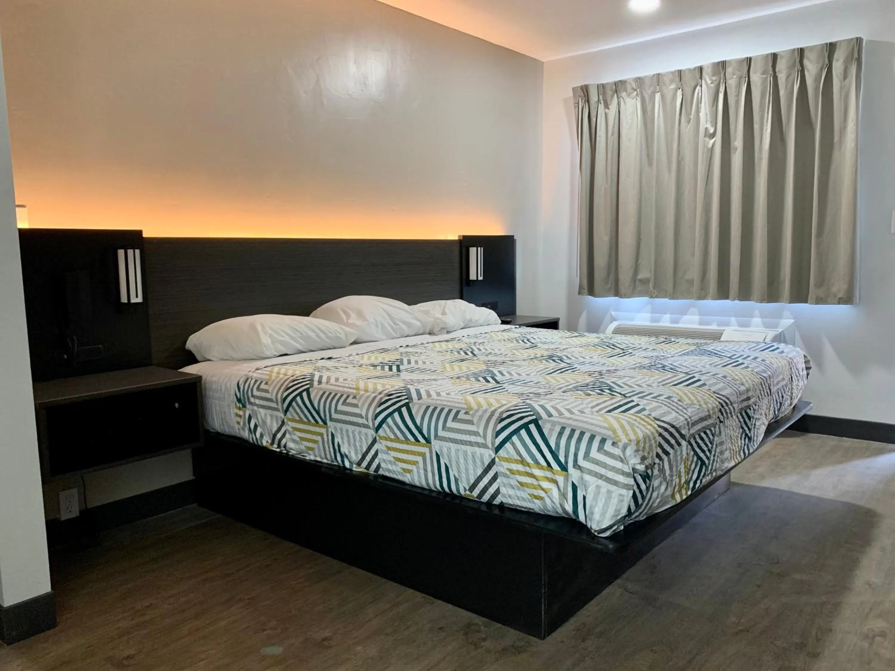 Bedroom, Bed in Motel 6-Ogden, UT - 21st Street