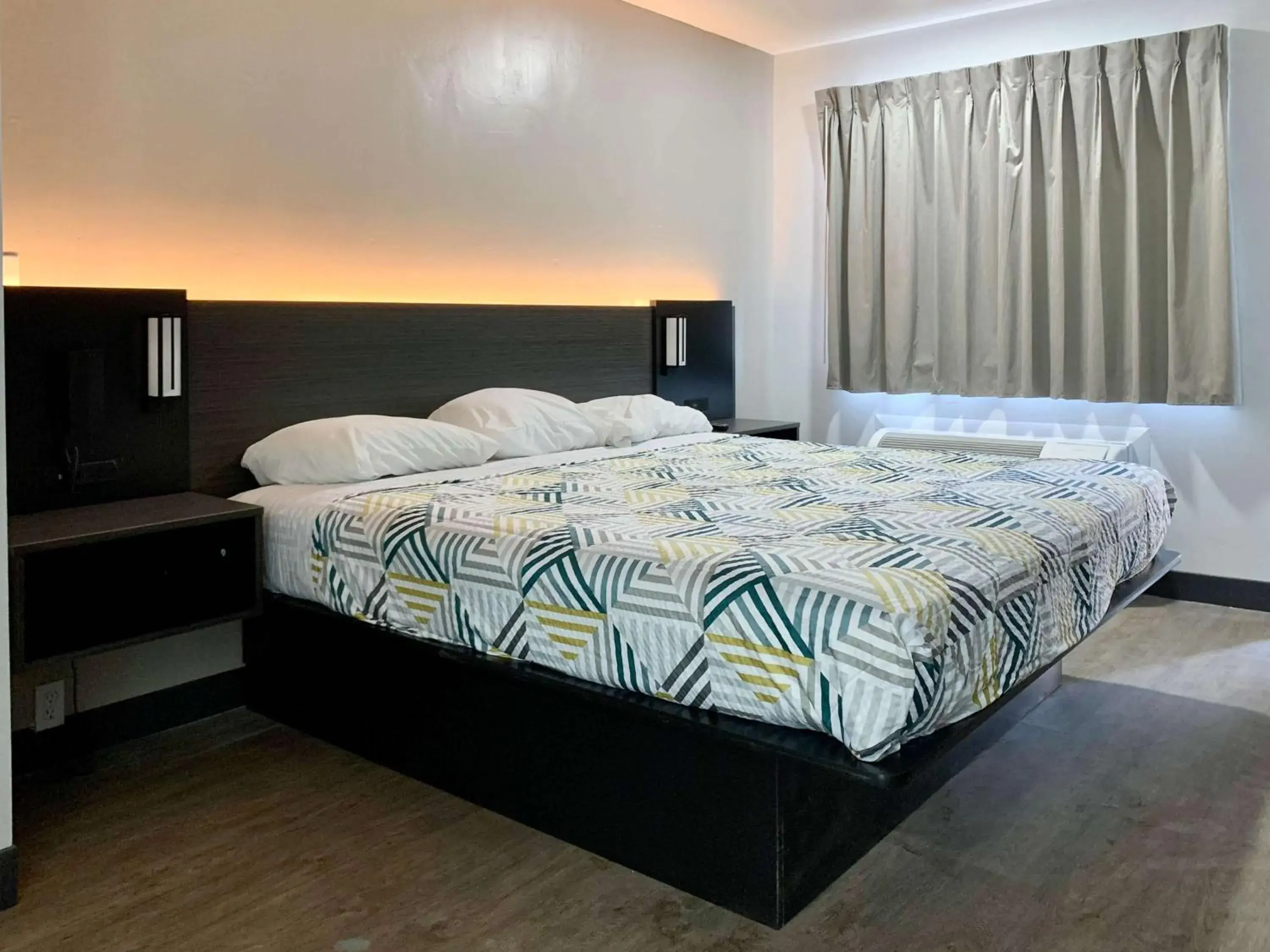 Deluxe King Suite - Non-Smoking in Motel 6-Ogden, UT - 21st Street Deluxe King Suite - Non-Smoking in Motel 6-Ogden, UT - 21st Street