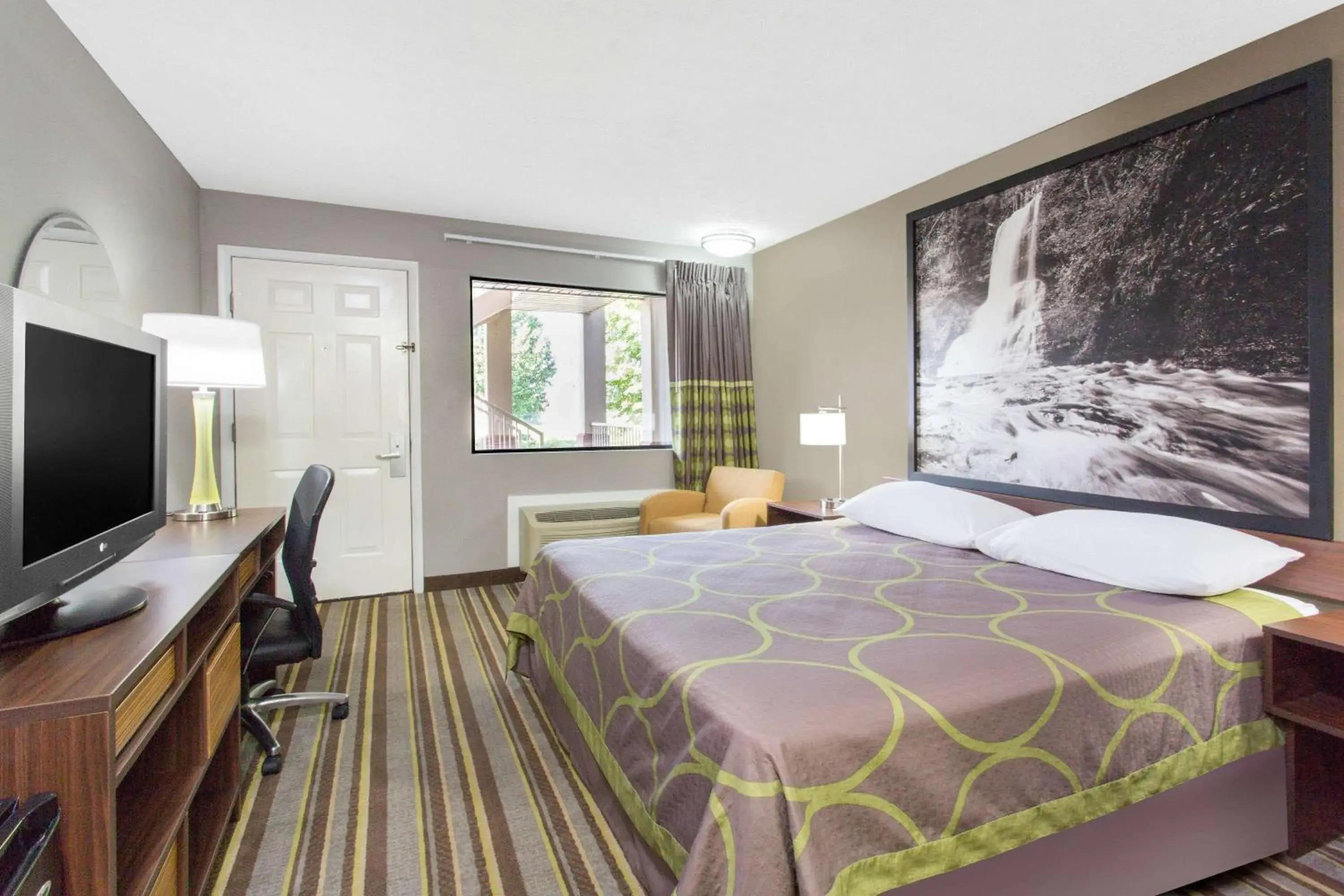 Photo of the whole room, Bed in Super 8 by Wyndham Wytheville Photo of the whole room, Bed in Super 8 by Wyndham Wytheville