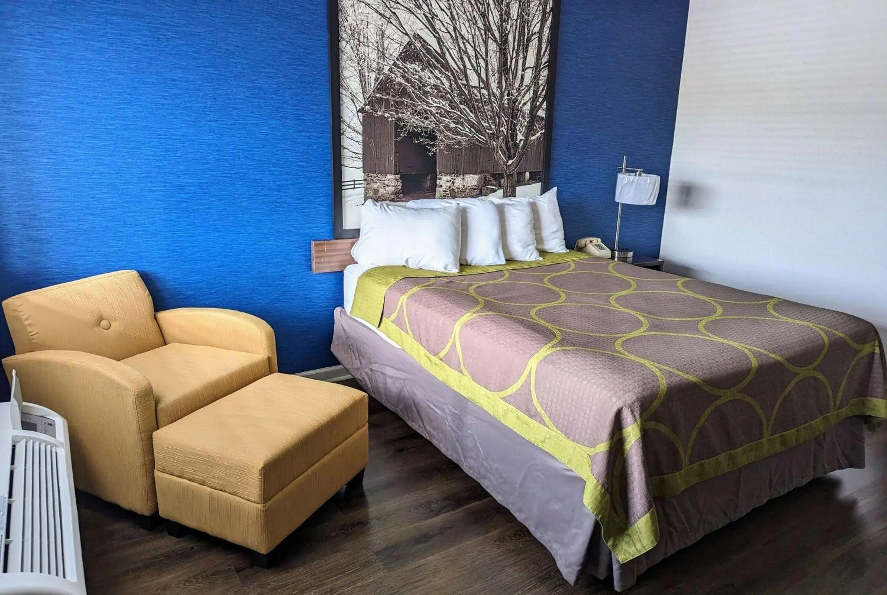 Photo of the whole room, Bed in Super 8 by Wyndham Wytheville Photo of the whole room, Bed in Super 8 by Wyndham Wytheville