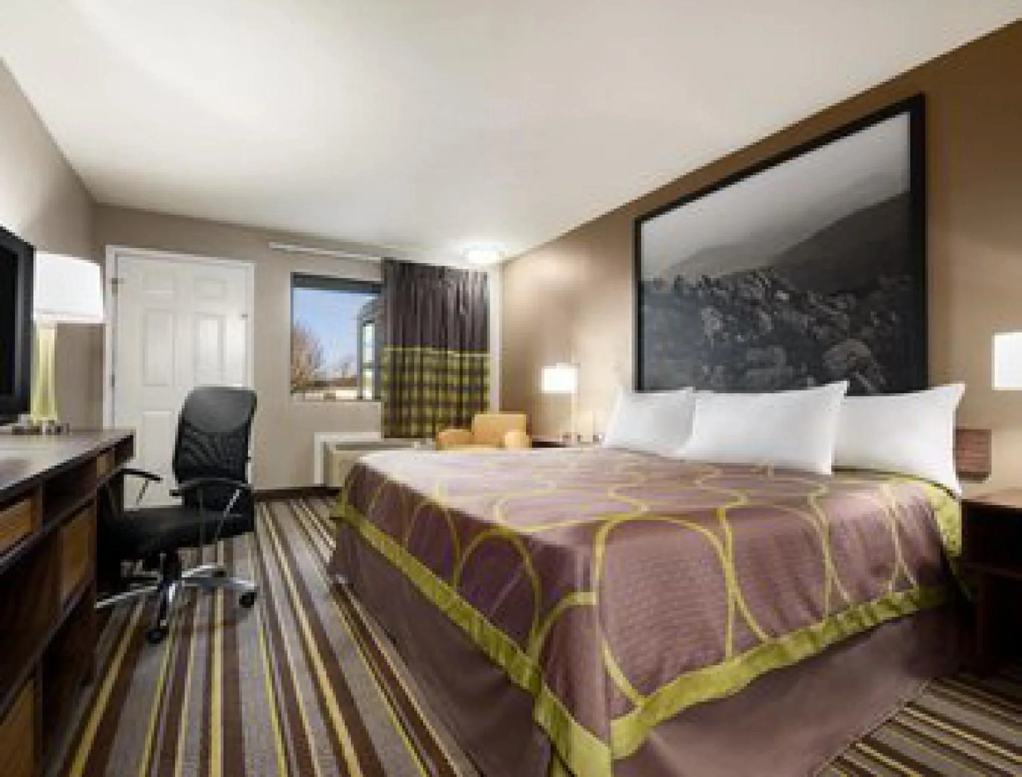 Photo of the whole room, Bed in Super 8 by Wyndham Wytheville