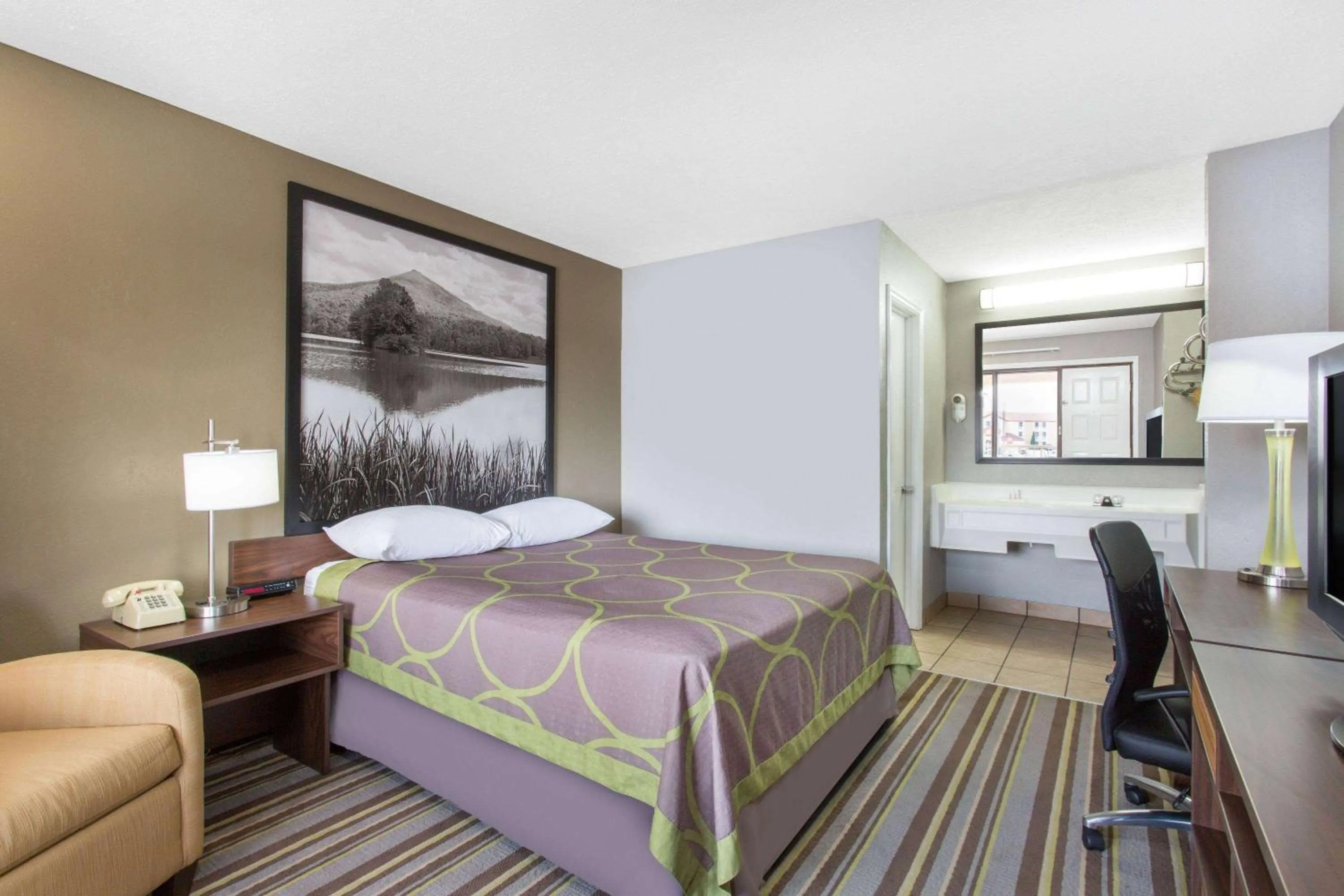 Photo of the whole room, Bed in Super 8 by Wyndham Wytheville